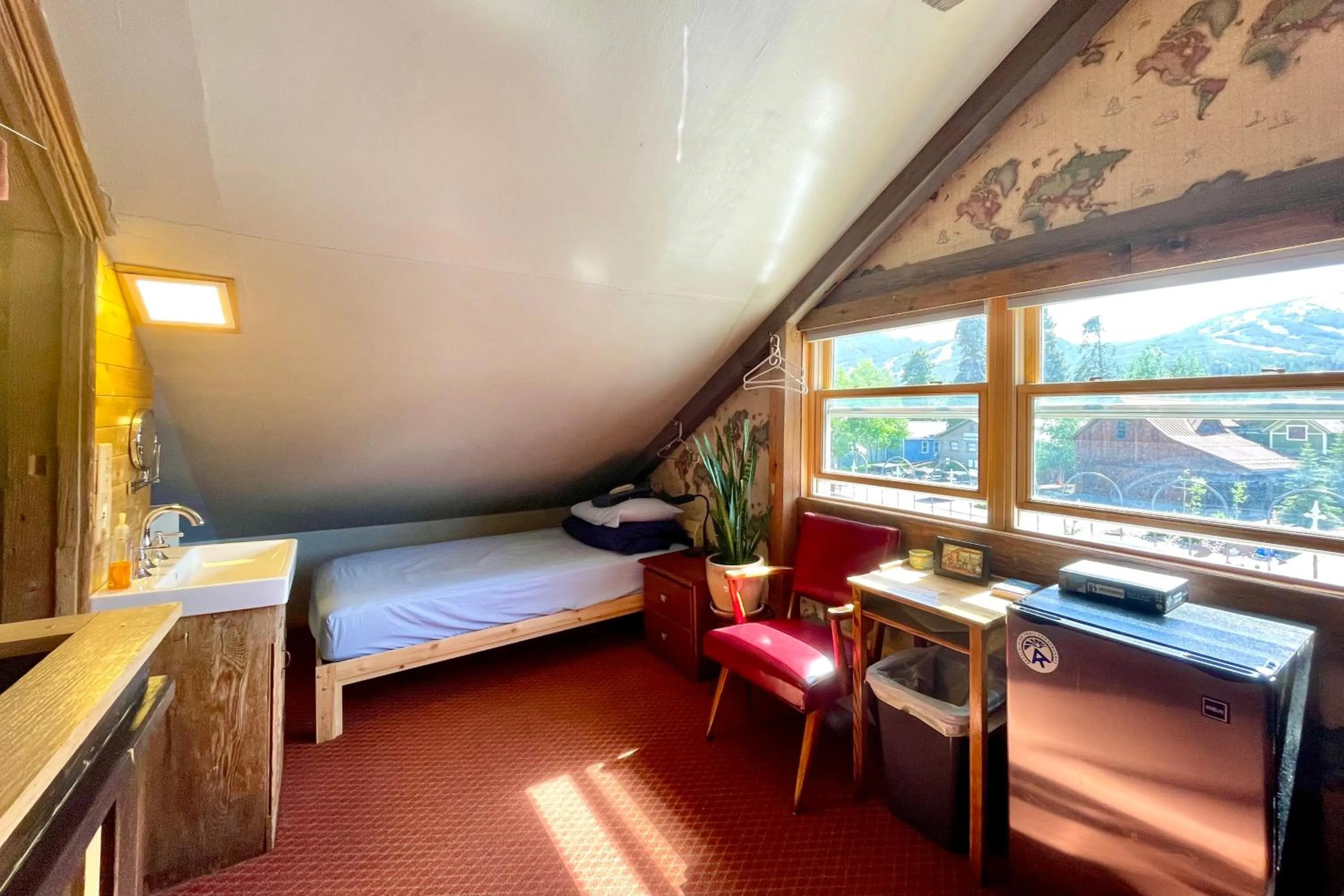 Seating area, Bed in Fireside Inn & Hostel