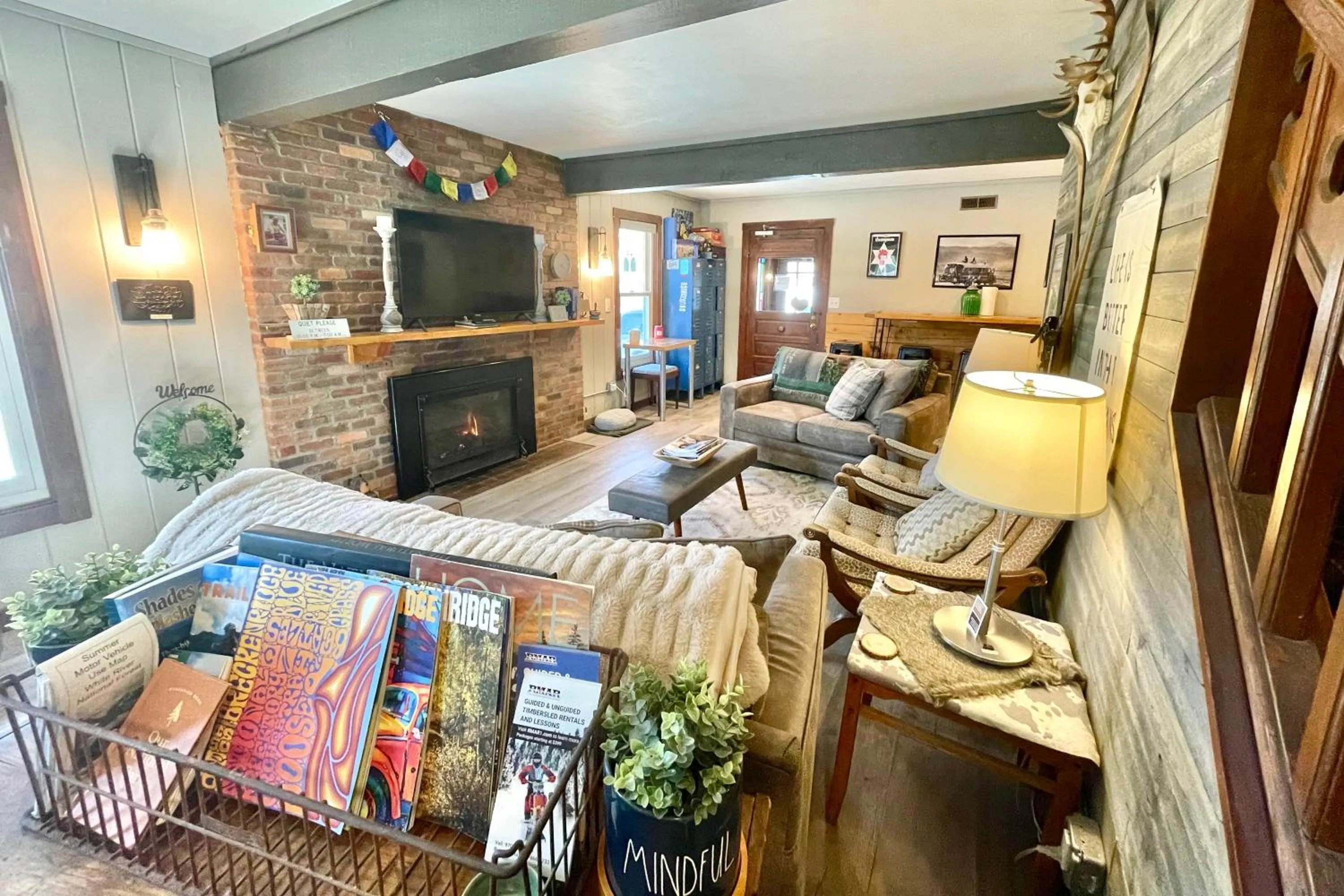 Communal lounge/ TV room in Fireside Inn & Hostel