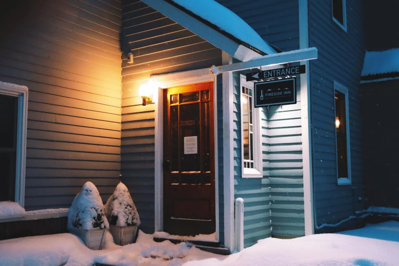 Facade/entrance, Bed in Fireside Inn & Hostel