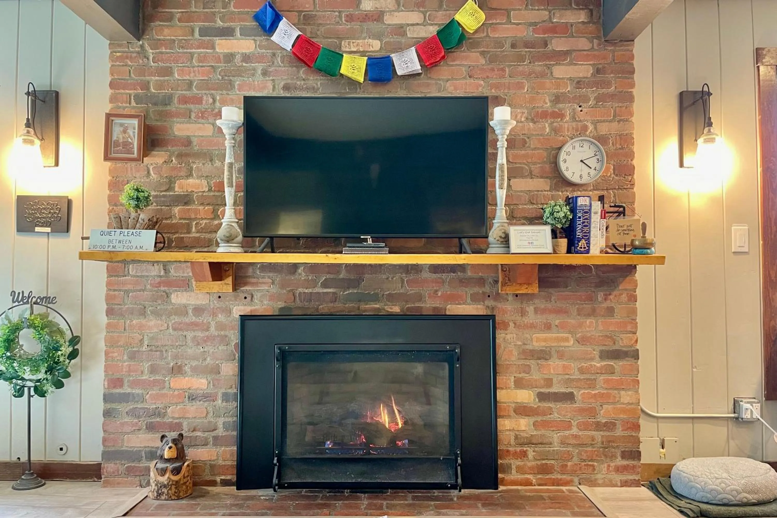 Communal lounge/ TV room in Fireside Inn & Hostel