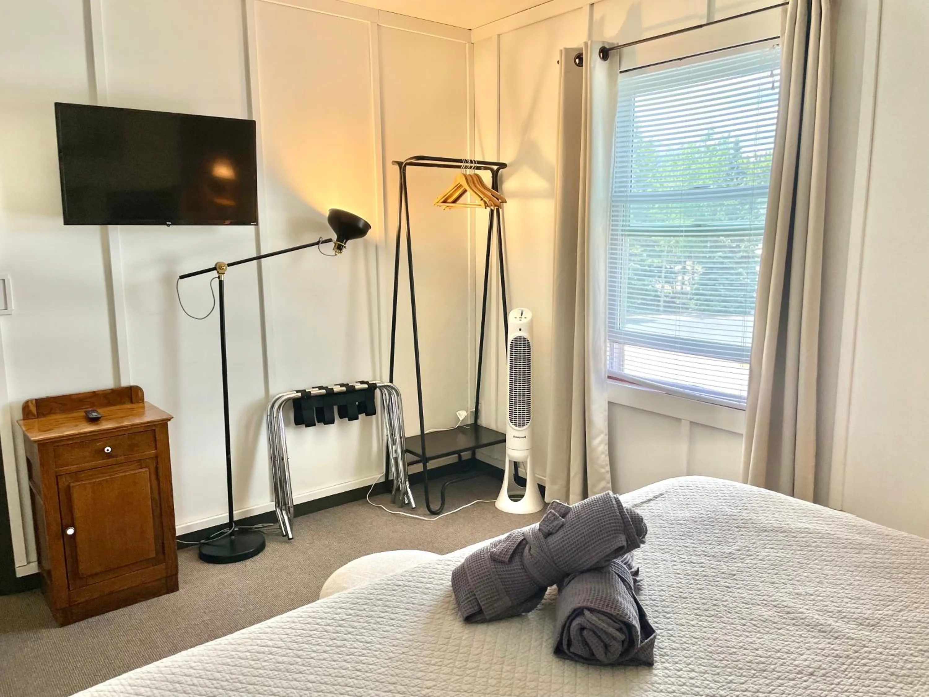 Bedroom, Bed in Fireside Inn & Hostel