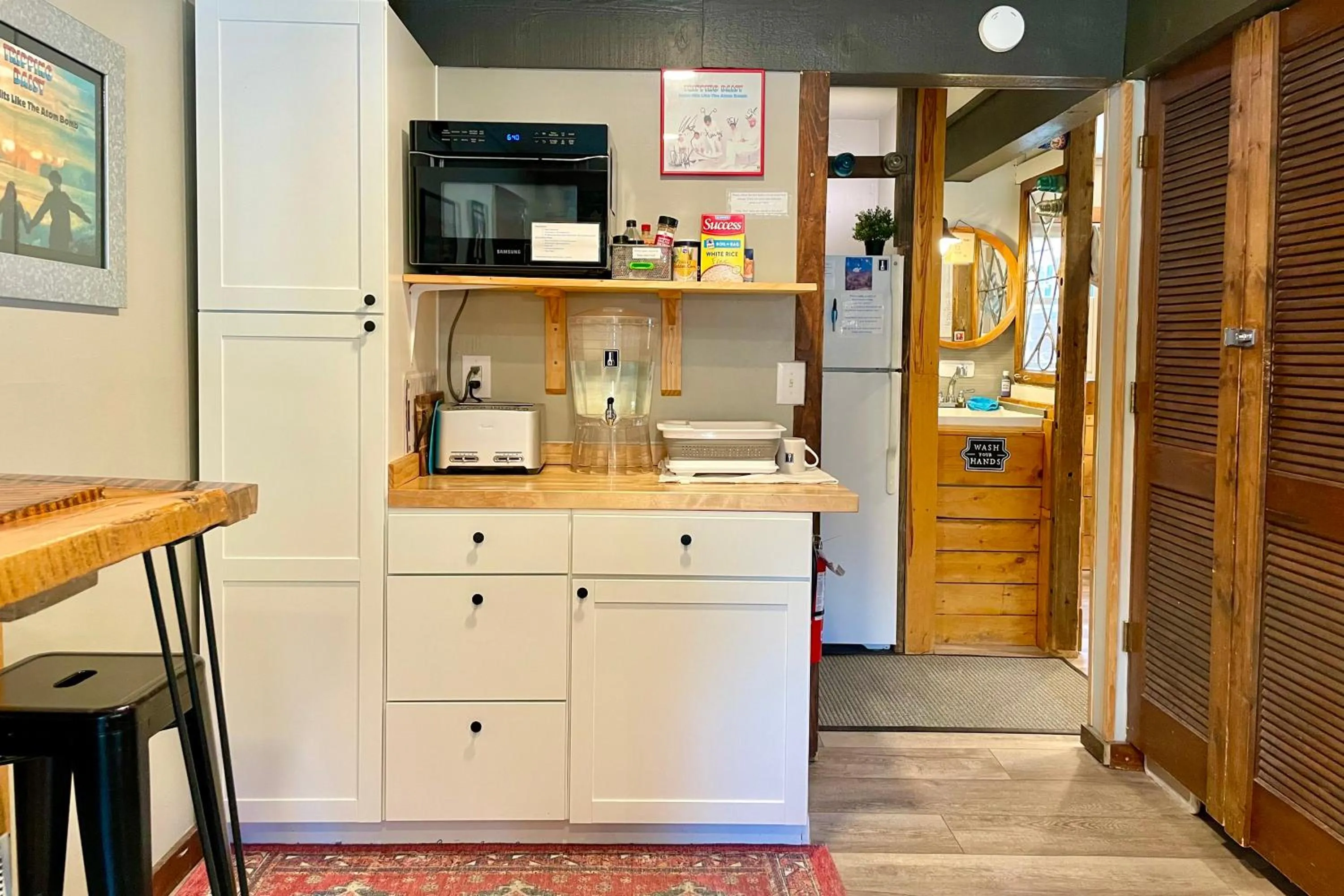 Kitchen or kitchenette in Fireside Inn & Hostel