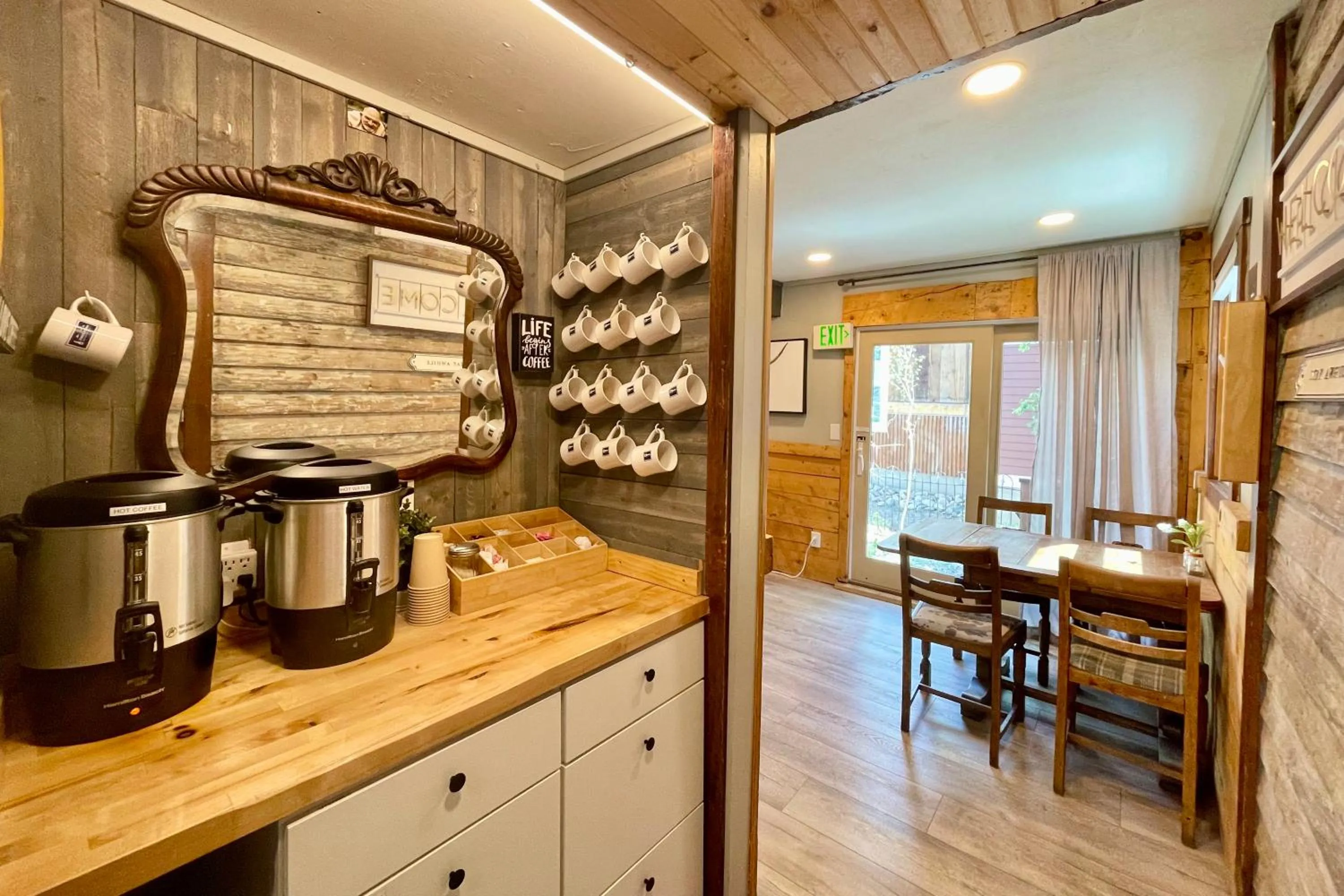 Coffee/tea facilities in Fireside Inn & Hostel