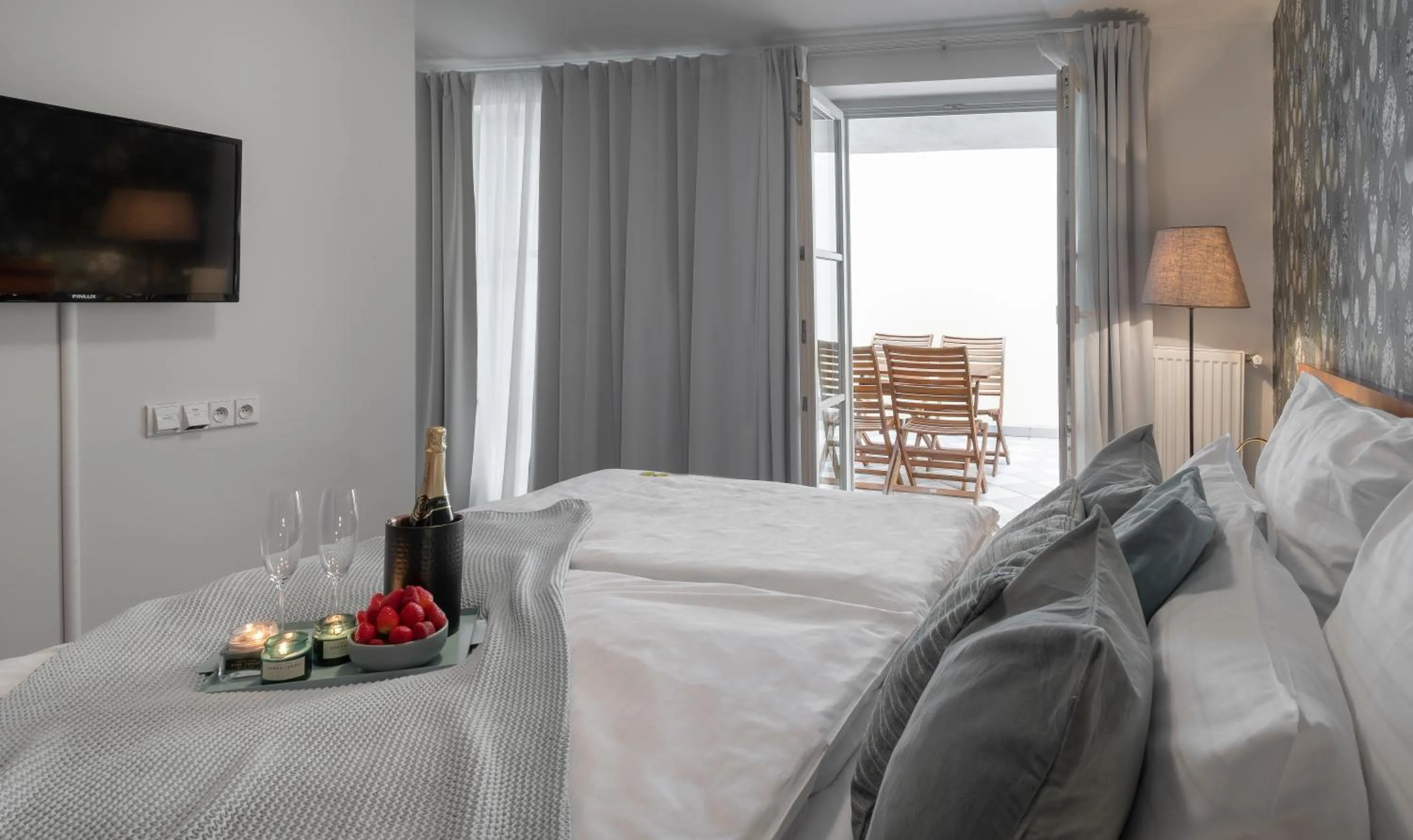 Bedroom, Bed in 4 Elements Apartments