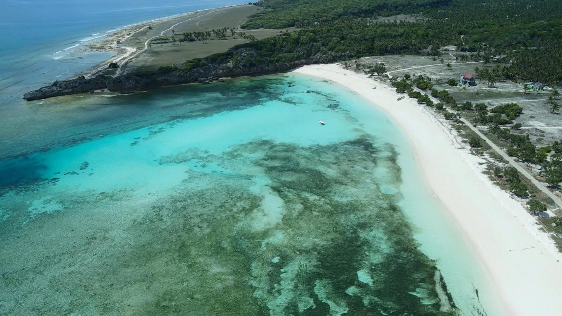 Beach in Loedi Bungalows Rote