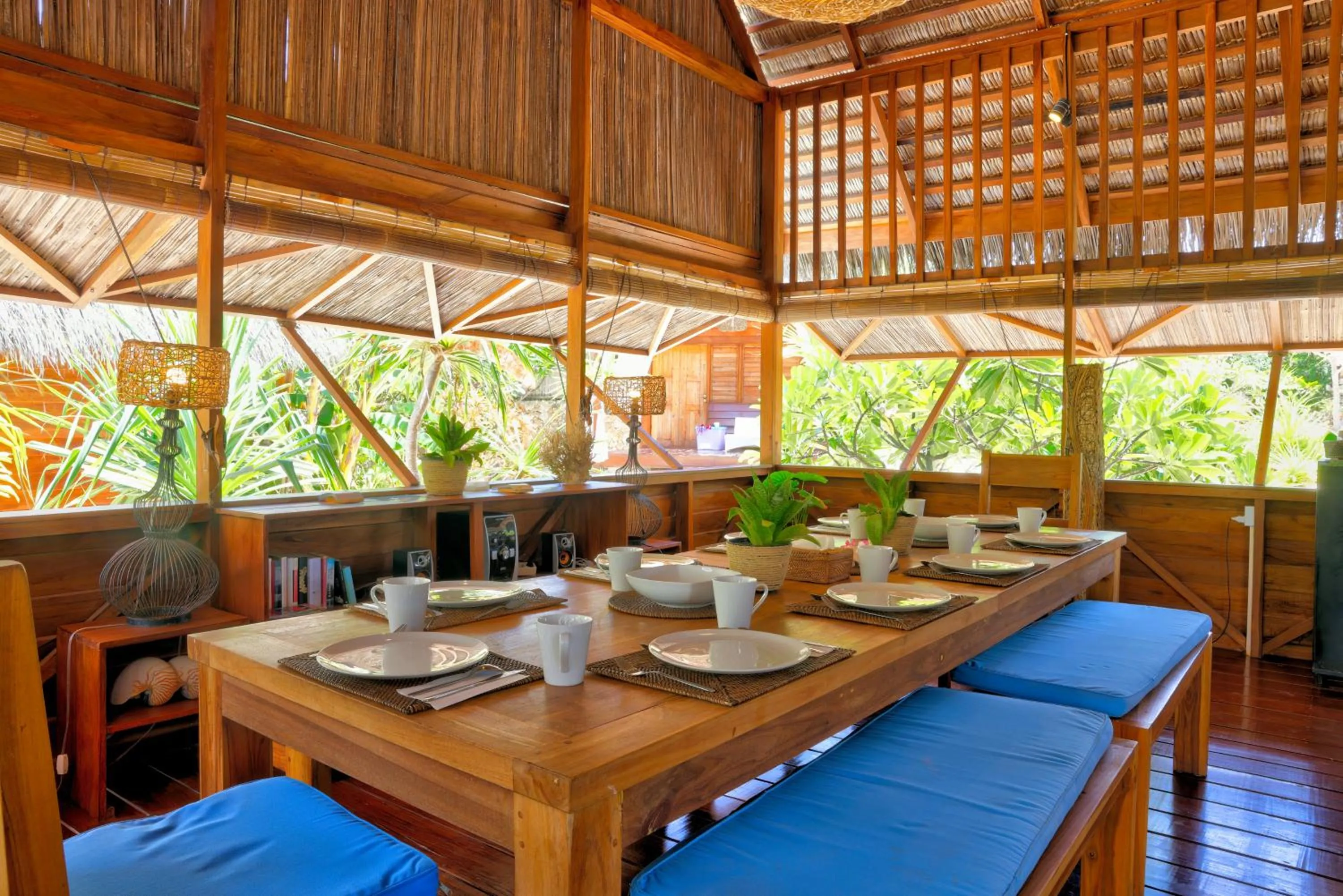 Dining area in Loedi Bungalows Rote
