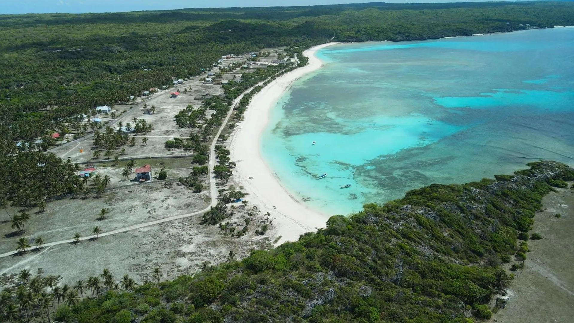 Beach in Loedi Bungalows Rote