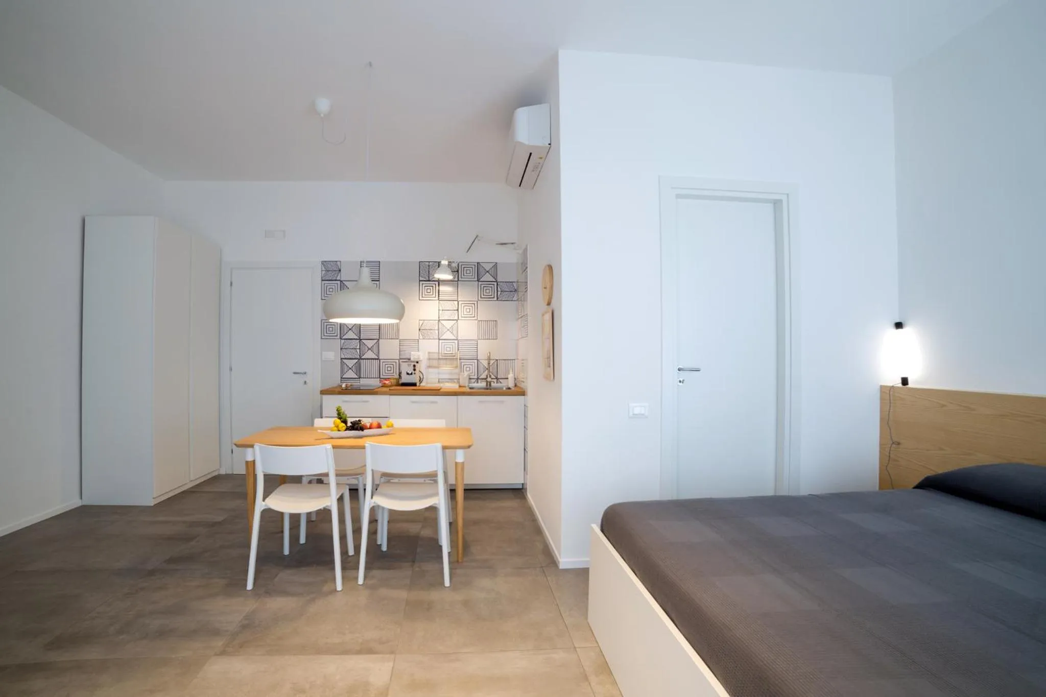 Dining area, Bed in Salsedine Sea View