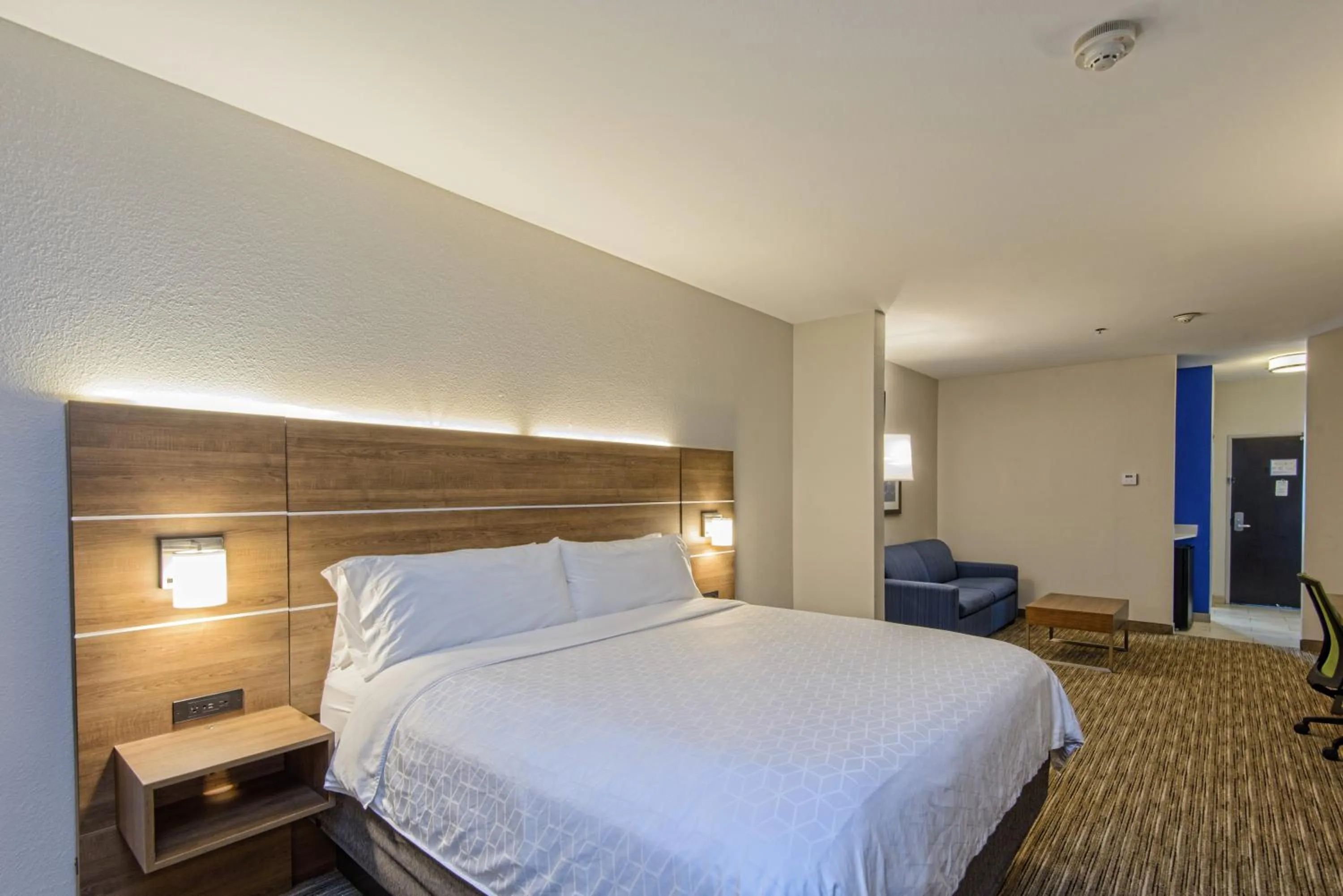 Photo of the whole room, Bed in Holiday Inn Express & Suites Corpus Christi by IHG