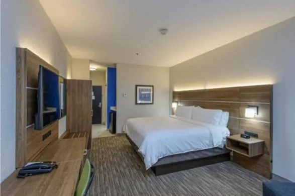 Bed in Holiday Inn Express & Suites Corpus Christi by IHG