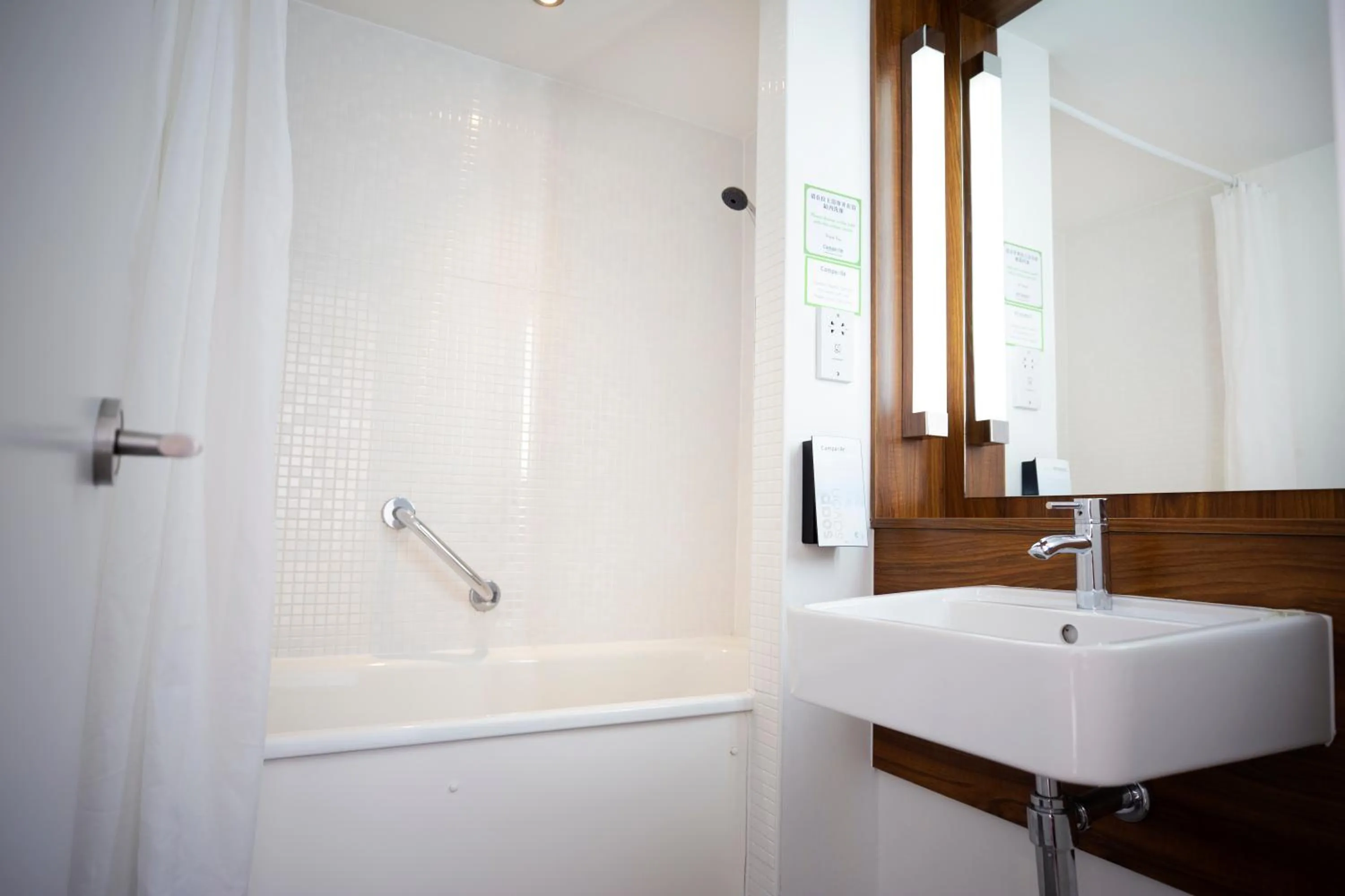 Bathroom in Campanile Bradford