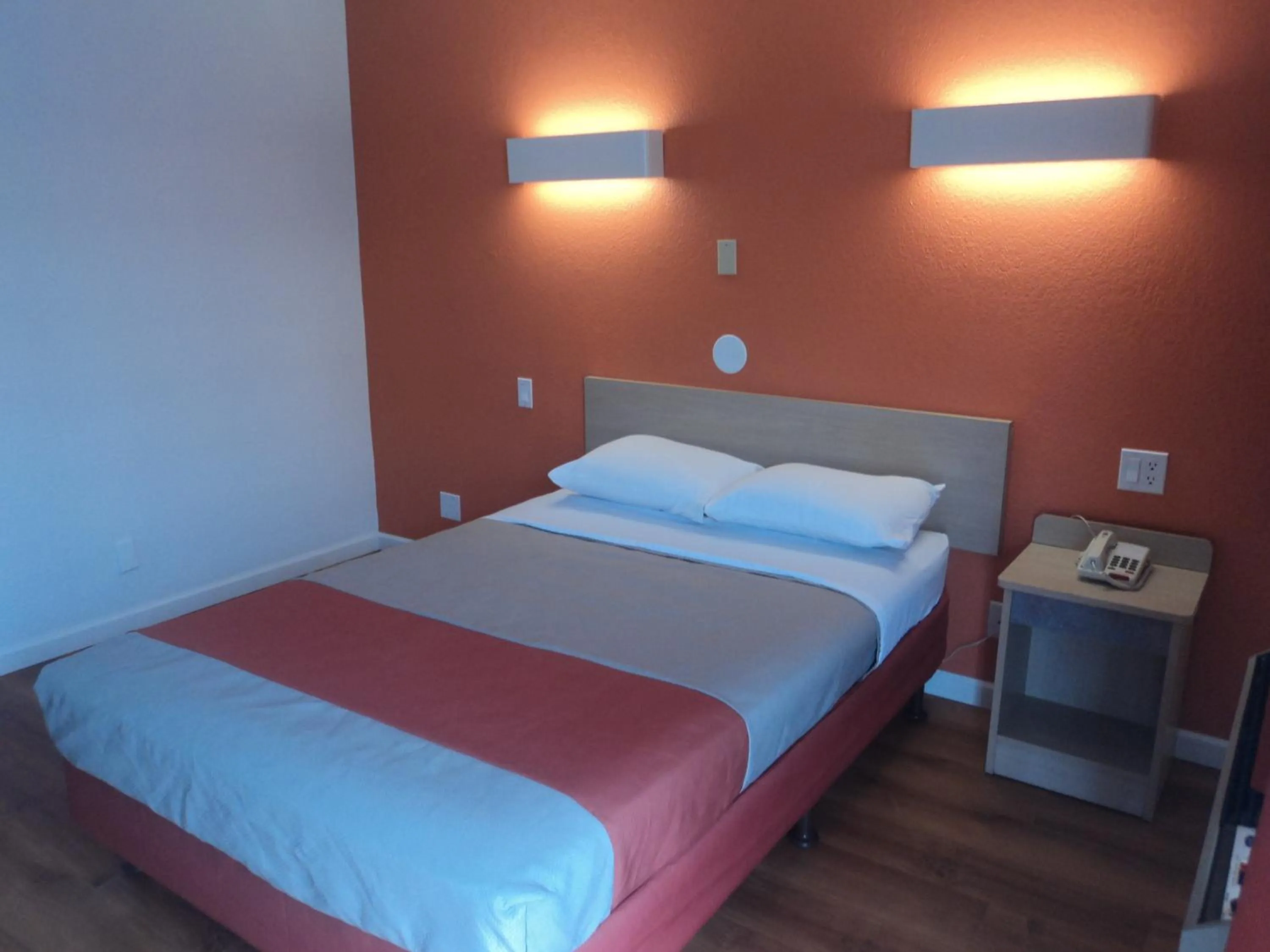 Bed in Motel 6 Albuquerque Northeast