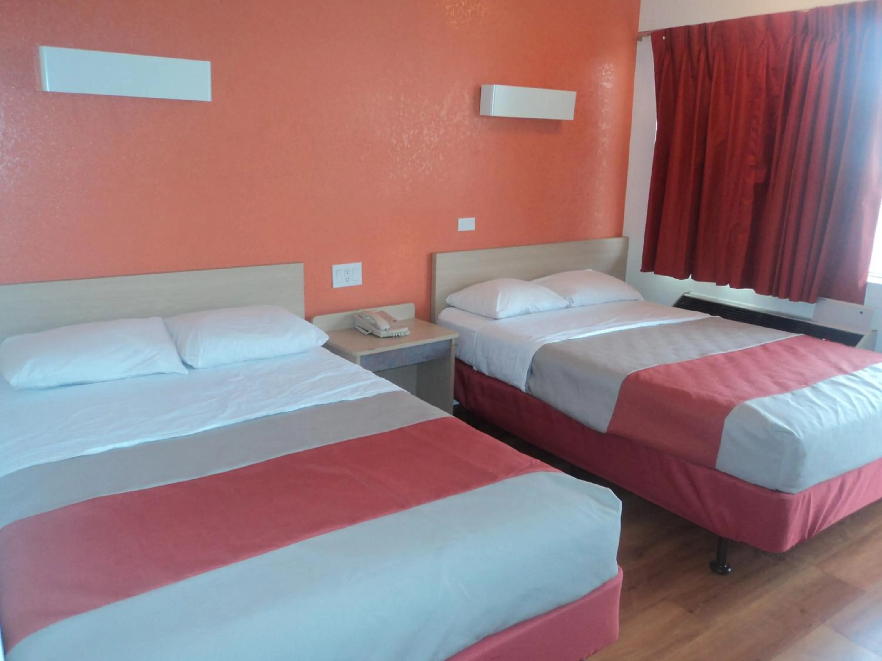 Bed in Motel 6 Albuquerque Northeast