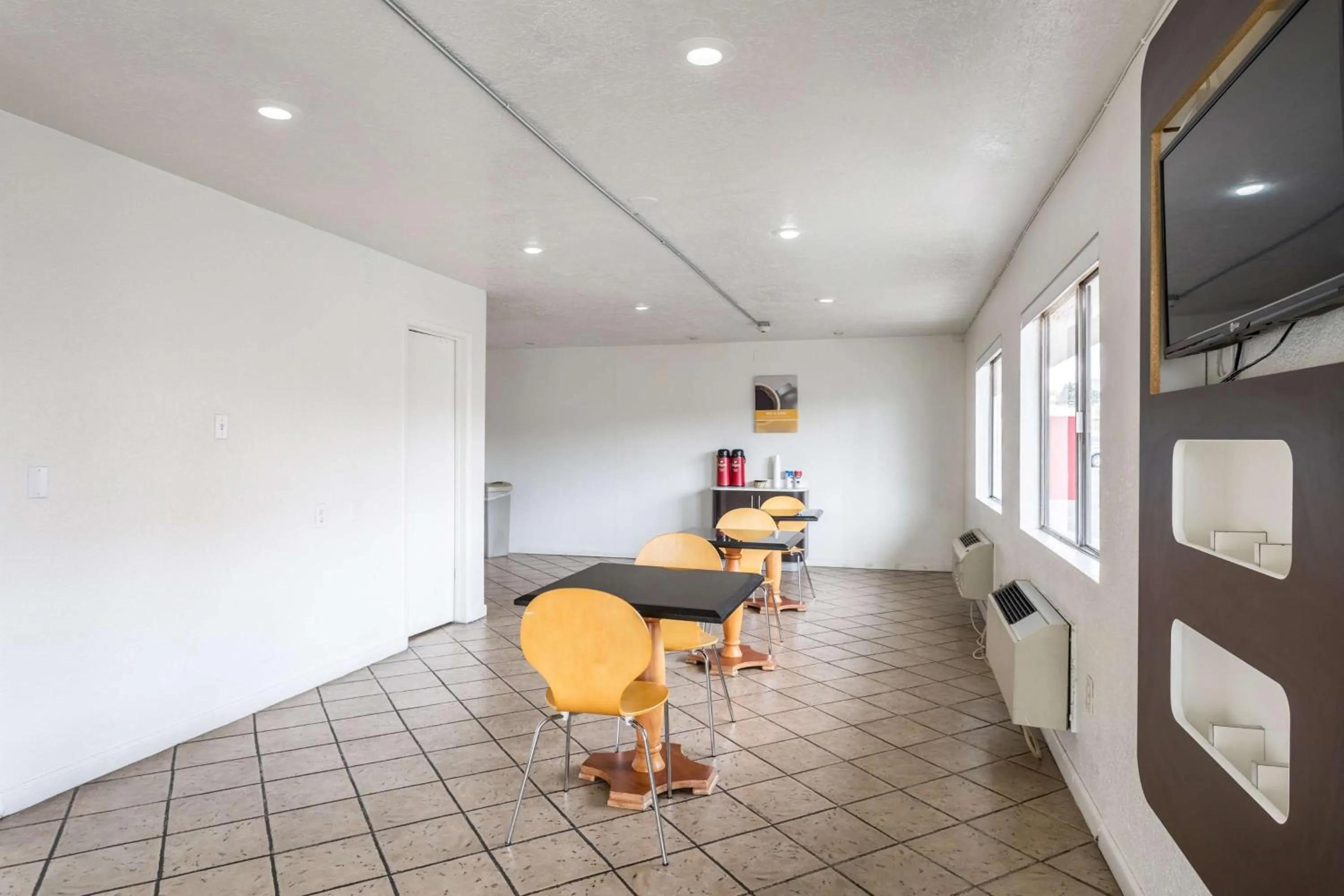 Communal lounge/ TV room in Motel 6 Albuquerque Northeast