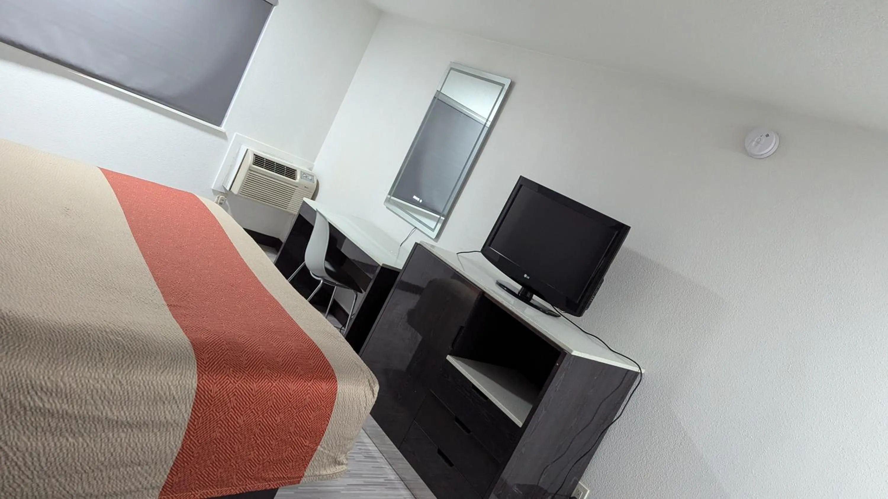 Bed in Evergreen Inn & Suites Portland