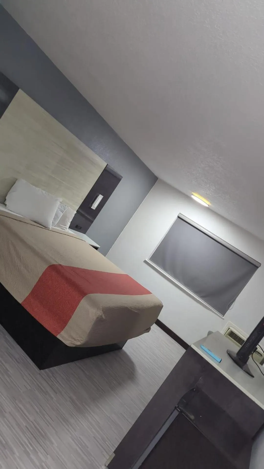 Bed in Evergreen Inn & Suites Portland