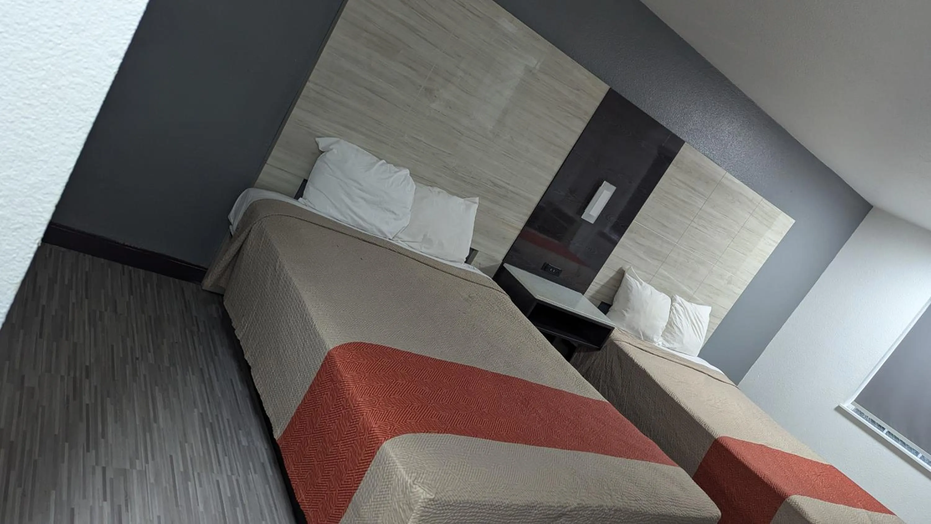 Bed in Evergreen Inn & Suites Portland