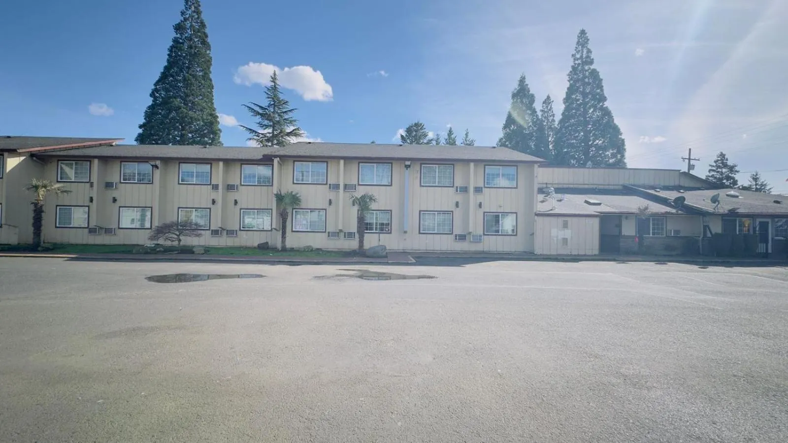 Property building in Evergreen Inn & Suites Portland