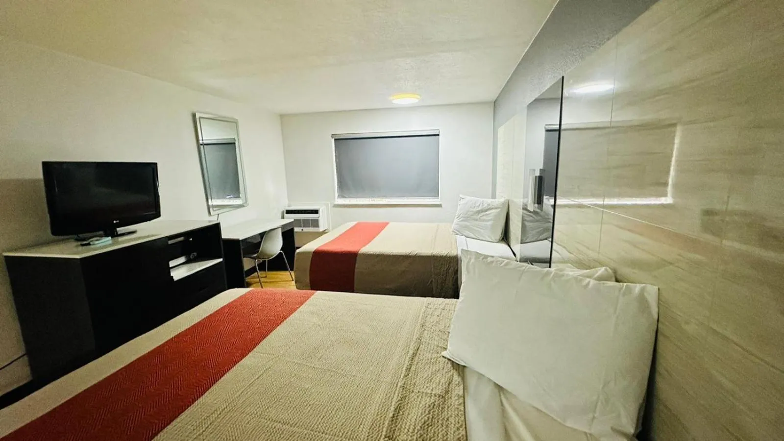 Bed in Evergreen Inn & Suites Portland