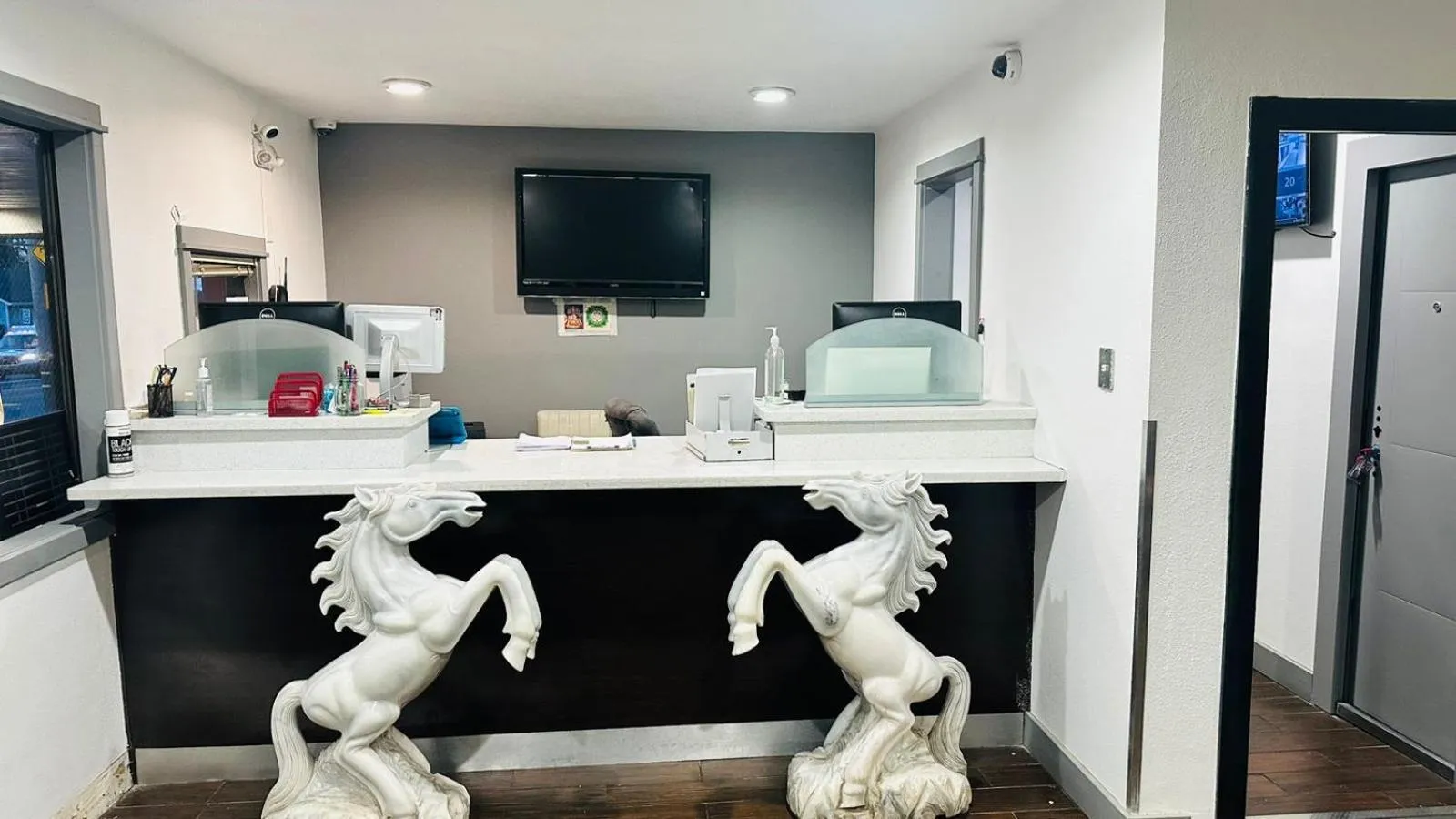 Lobby or reception in Evergreen Inn & Suites Portland