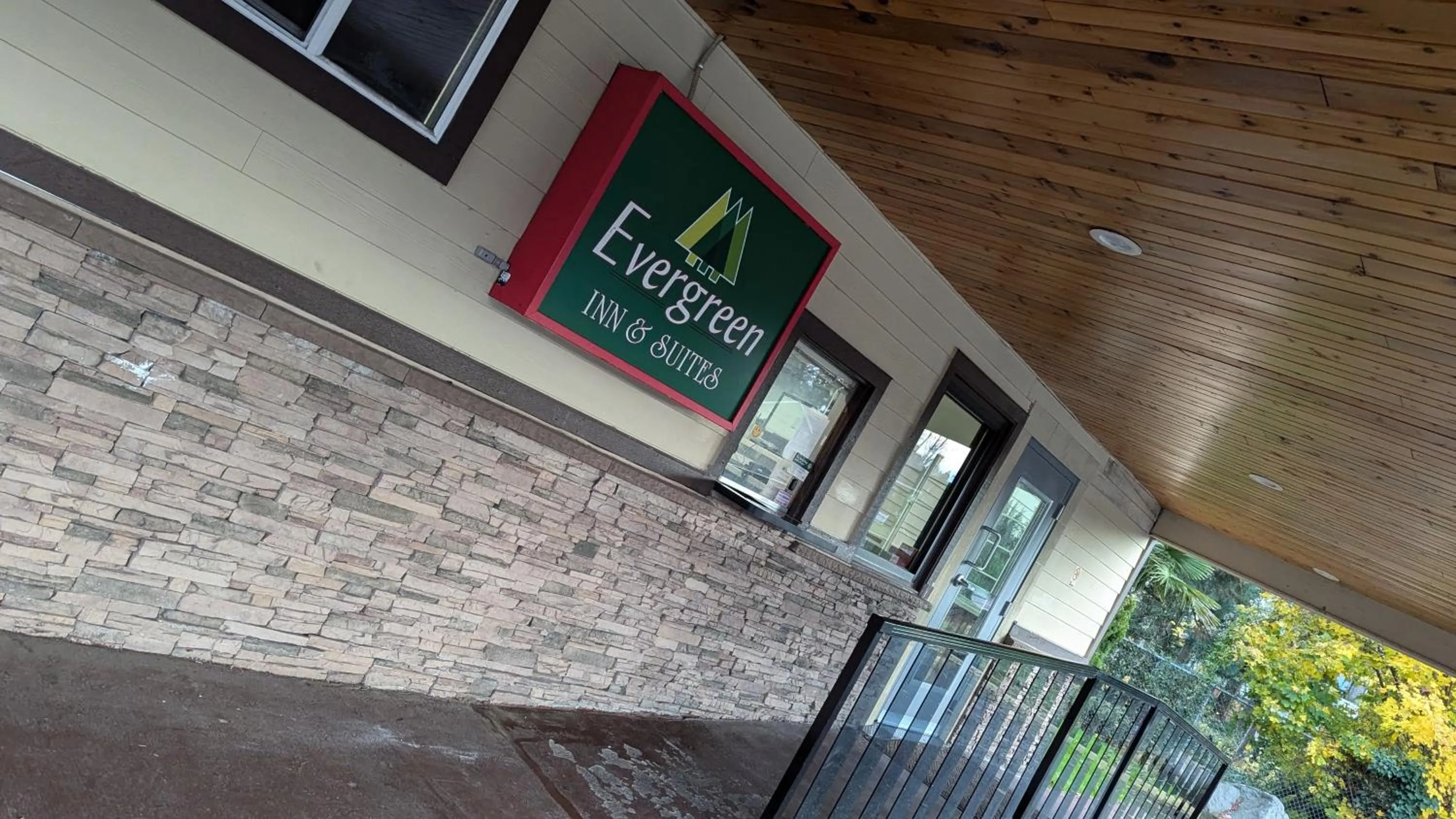 Evergreen Inn & Suites Portland