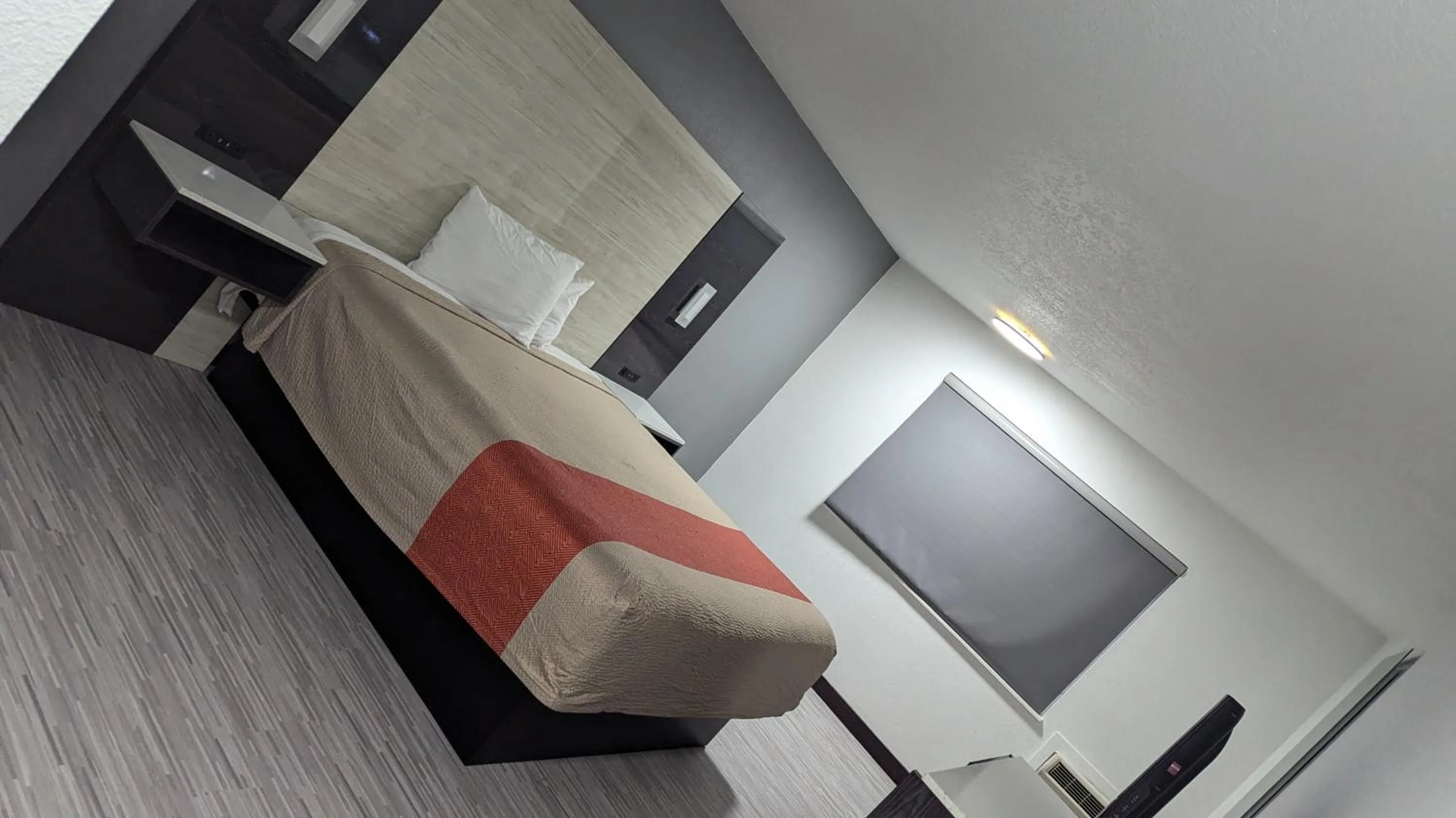 Evergreen Inn & Suites Portland