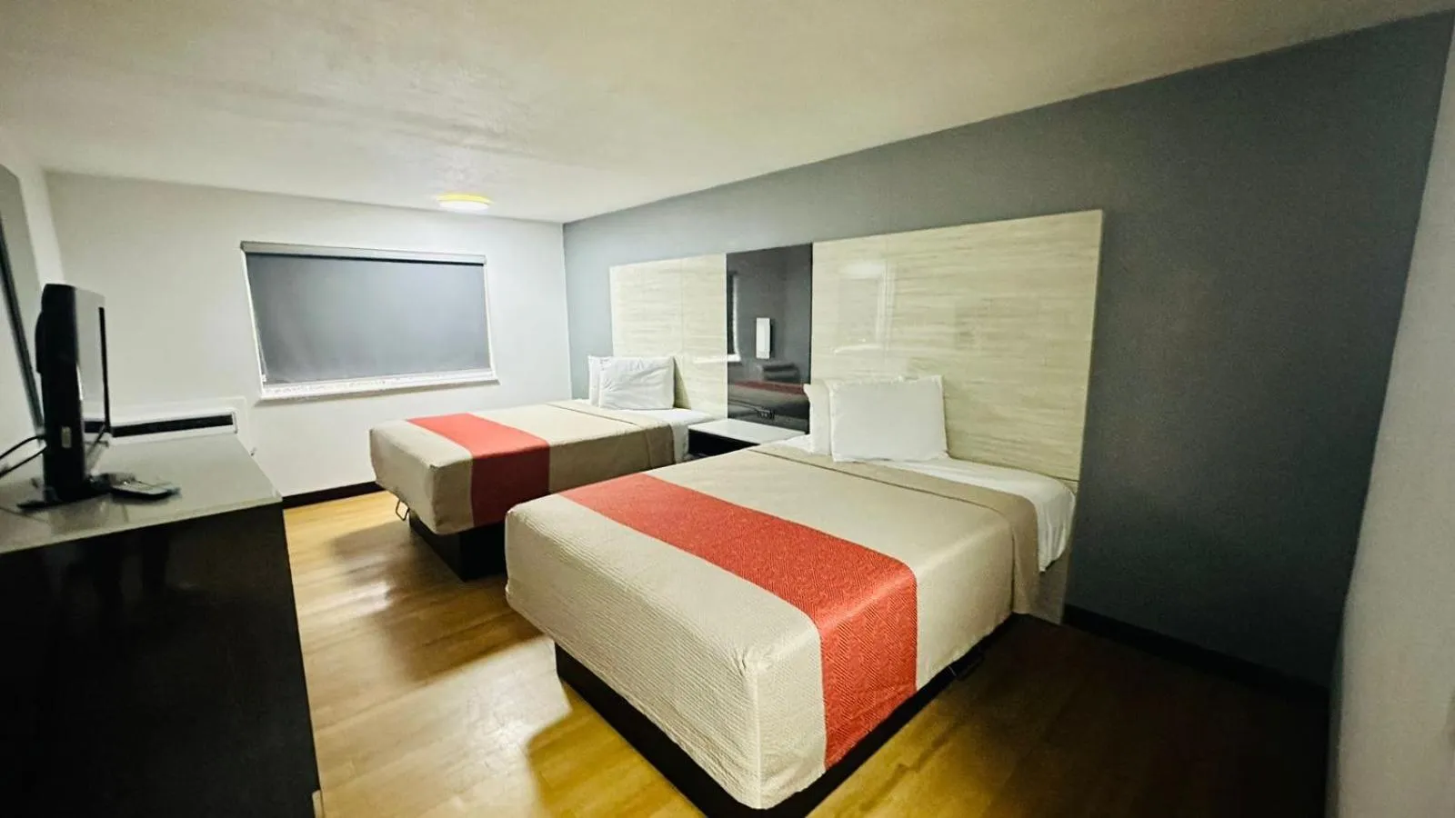 Bed in Evergreen Inn & Suites Portland