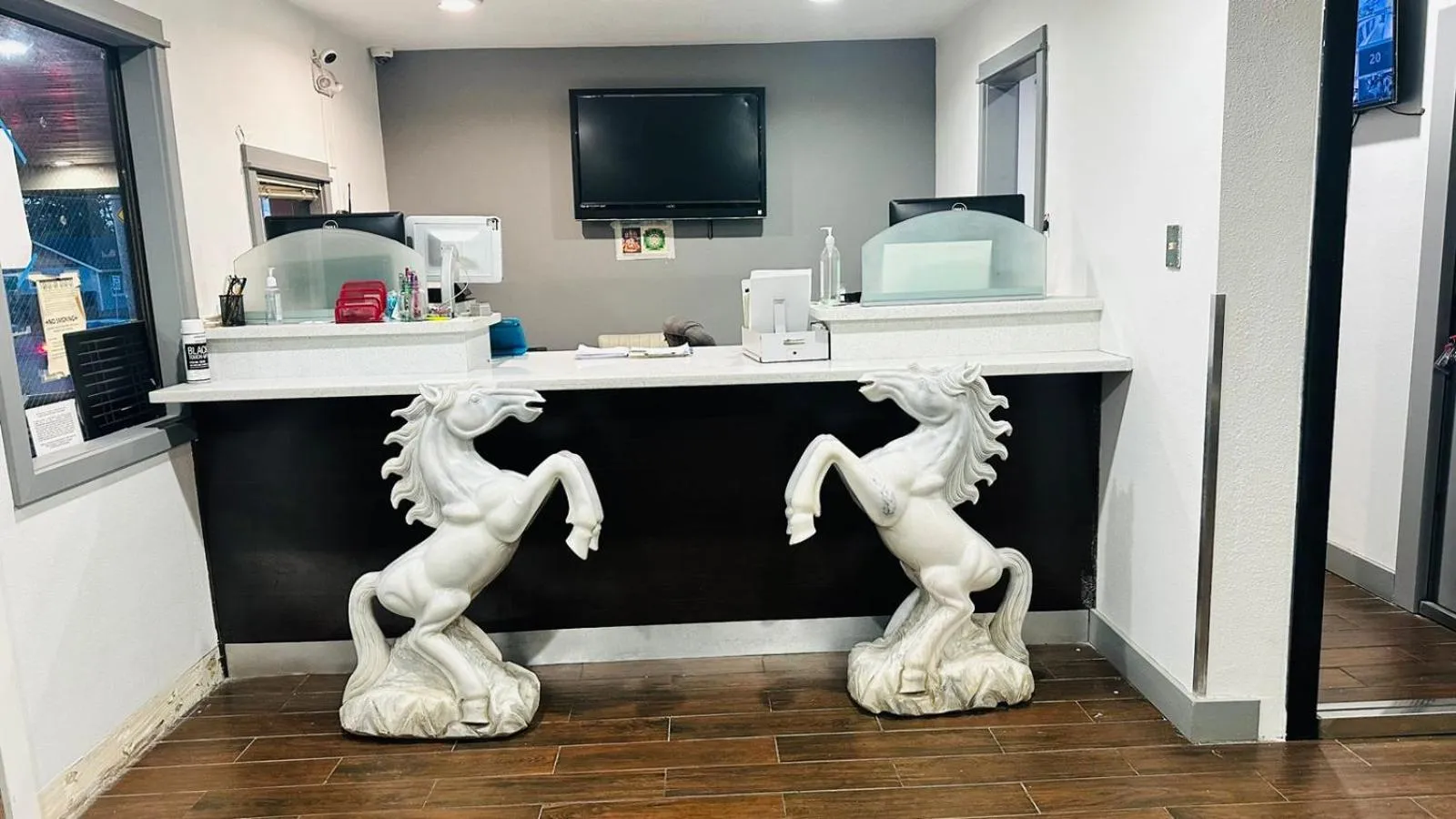 Lobby or reception in Evergreen Inn & Suites Portland