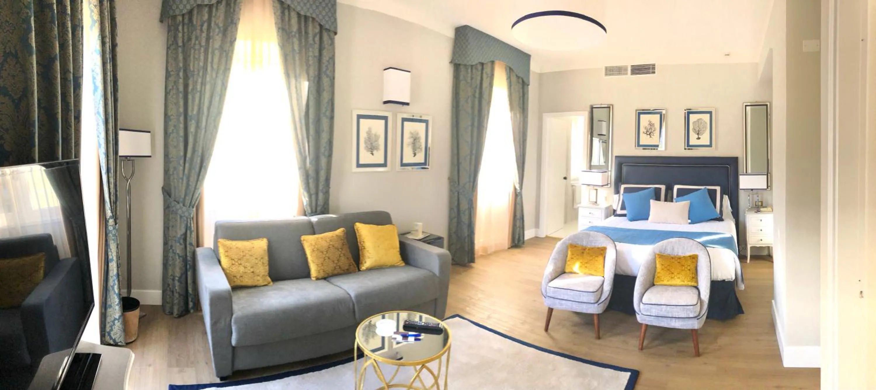 Living room, Bed in Hotel Goya