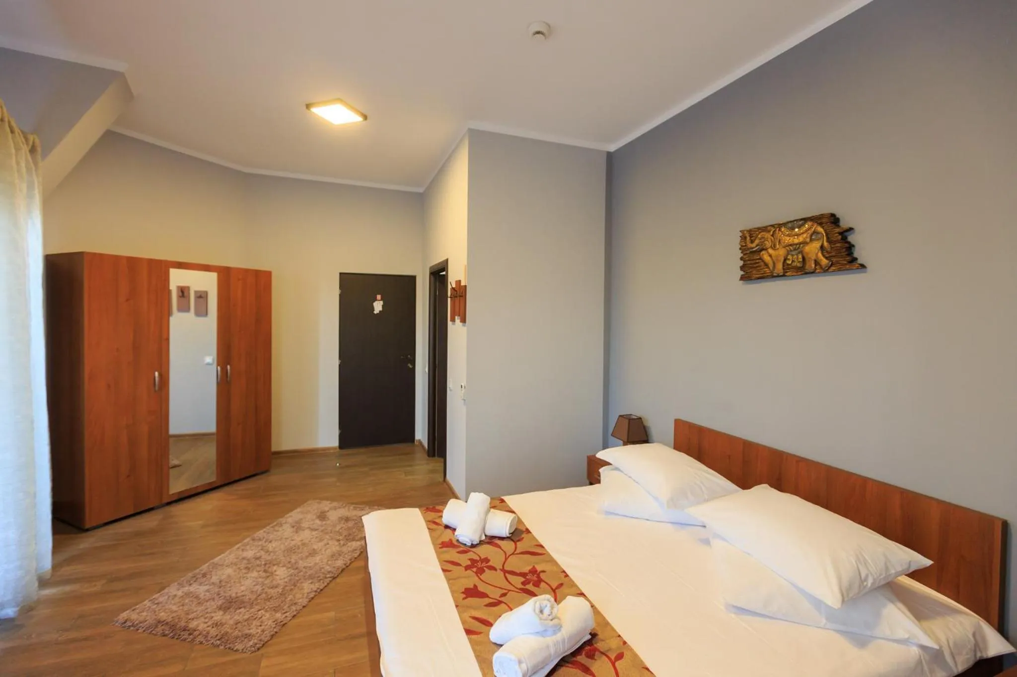 Photo of the whole room, Bed in Corner Center Rental