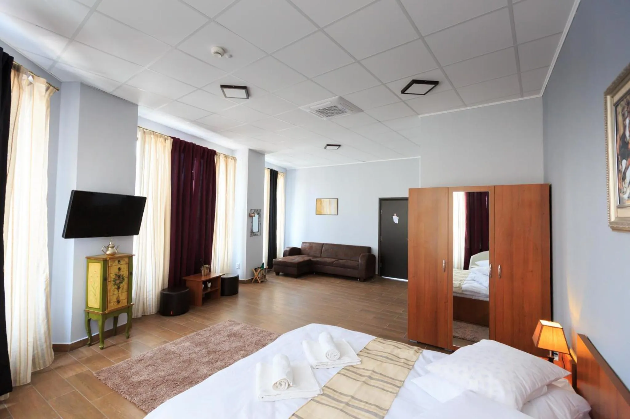 Photo of the whole room, Bed in Corner Center Rental