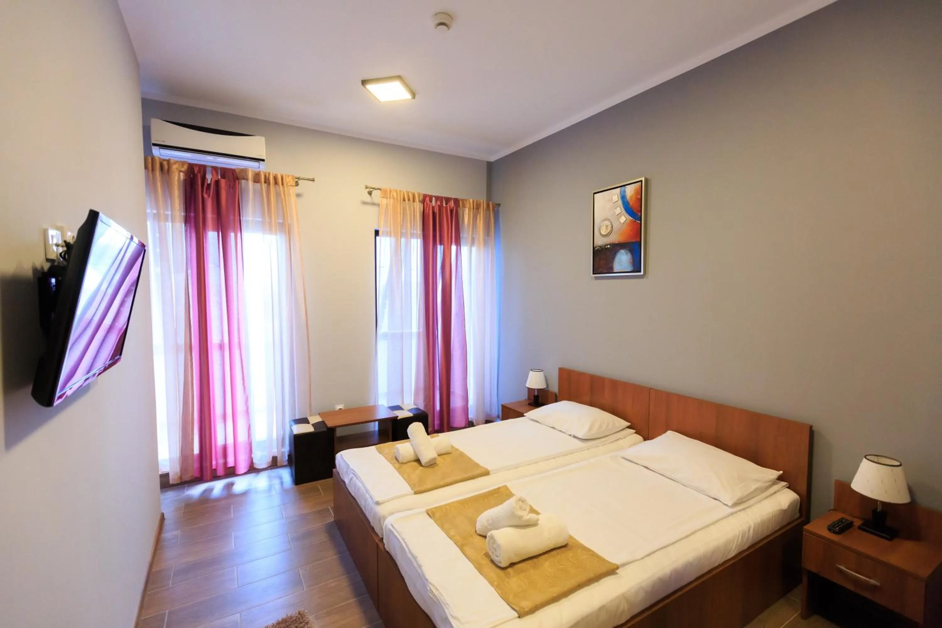 Photo of the whole room, Bed in Corner Center Rental