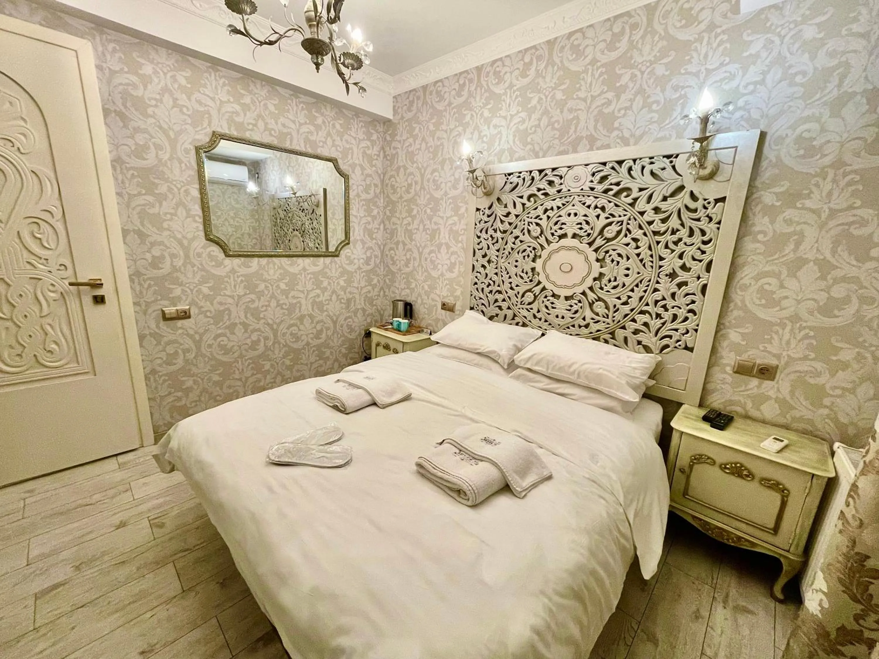 Bedroom, Bed in Silver 34 Boutique