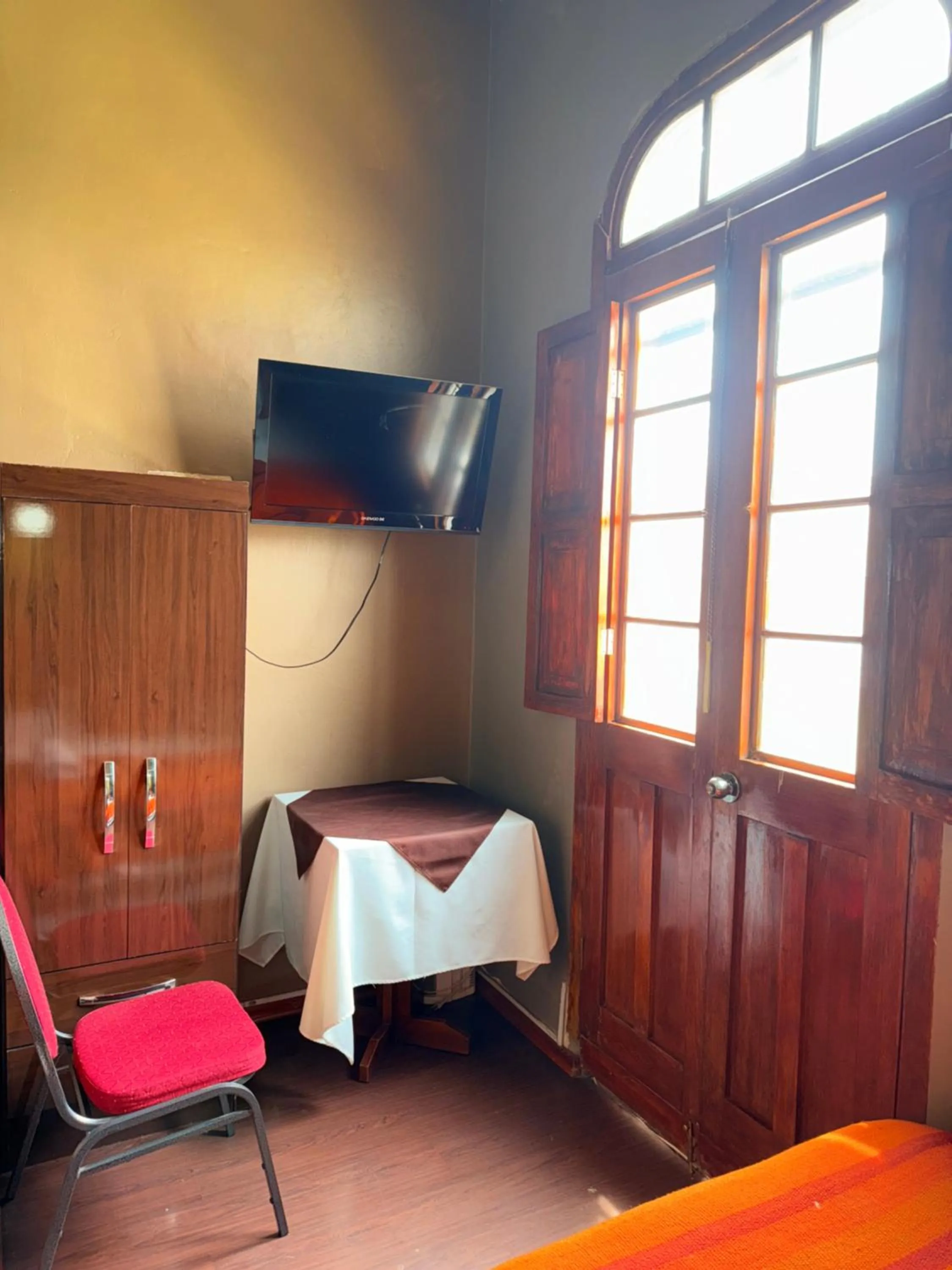 Communal lounge/ TV room in La Casona de Palacio Viejo