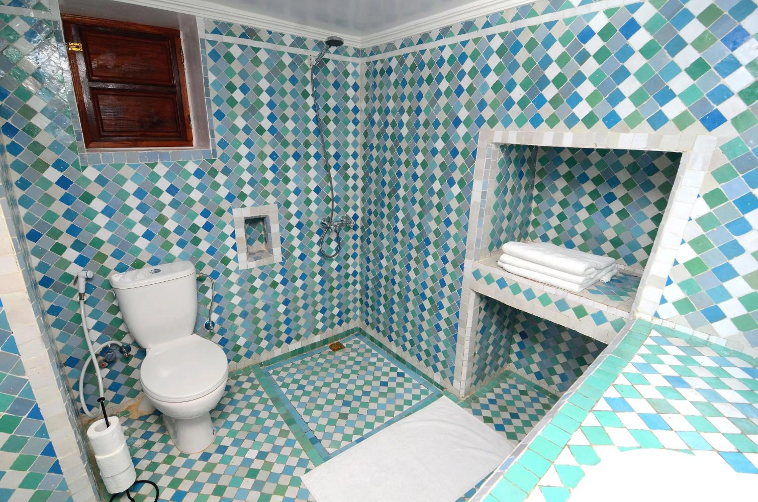 Shower in Le Cèdre D'argent