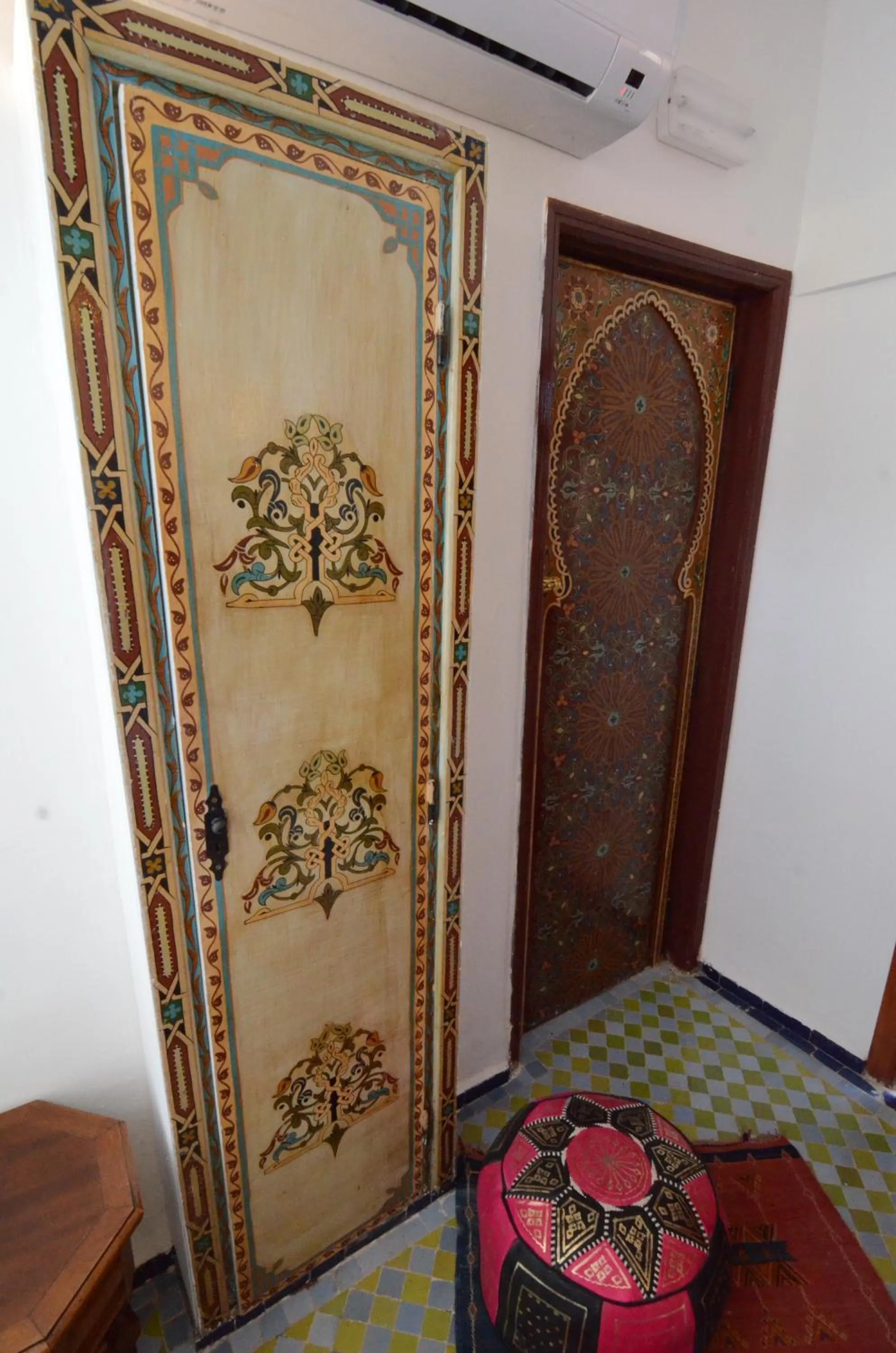 Decorative detail in Le Cèdre D'argent