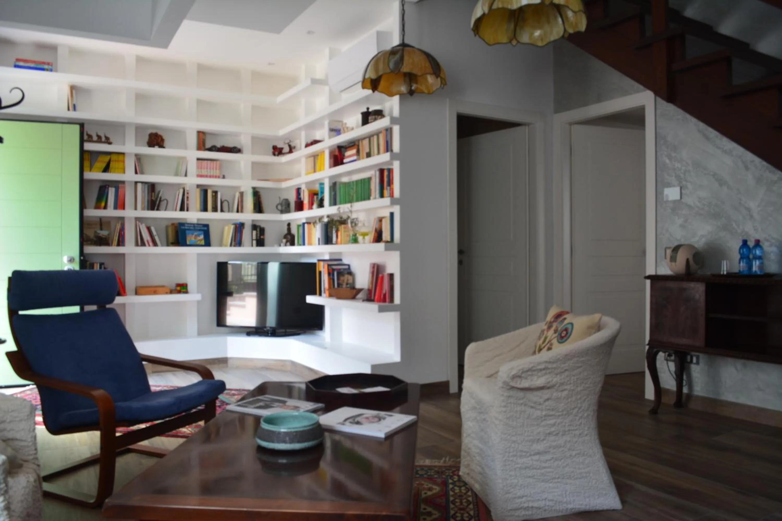 Communal lounge/ TV room in La Scala Rho B&B