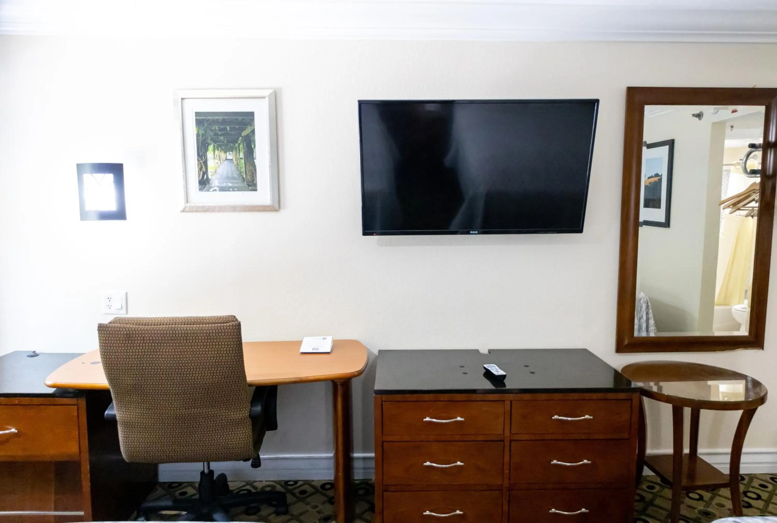 TV and multimedia in Baymont by Wyndham College Park Atlanta Airport South
