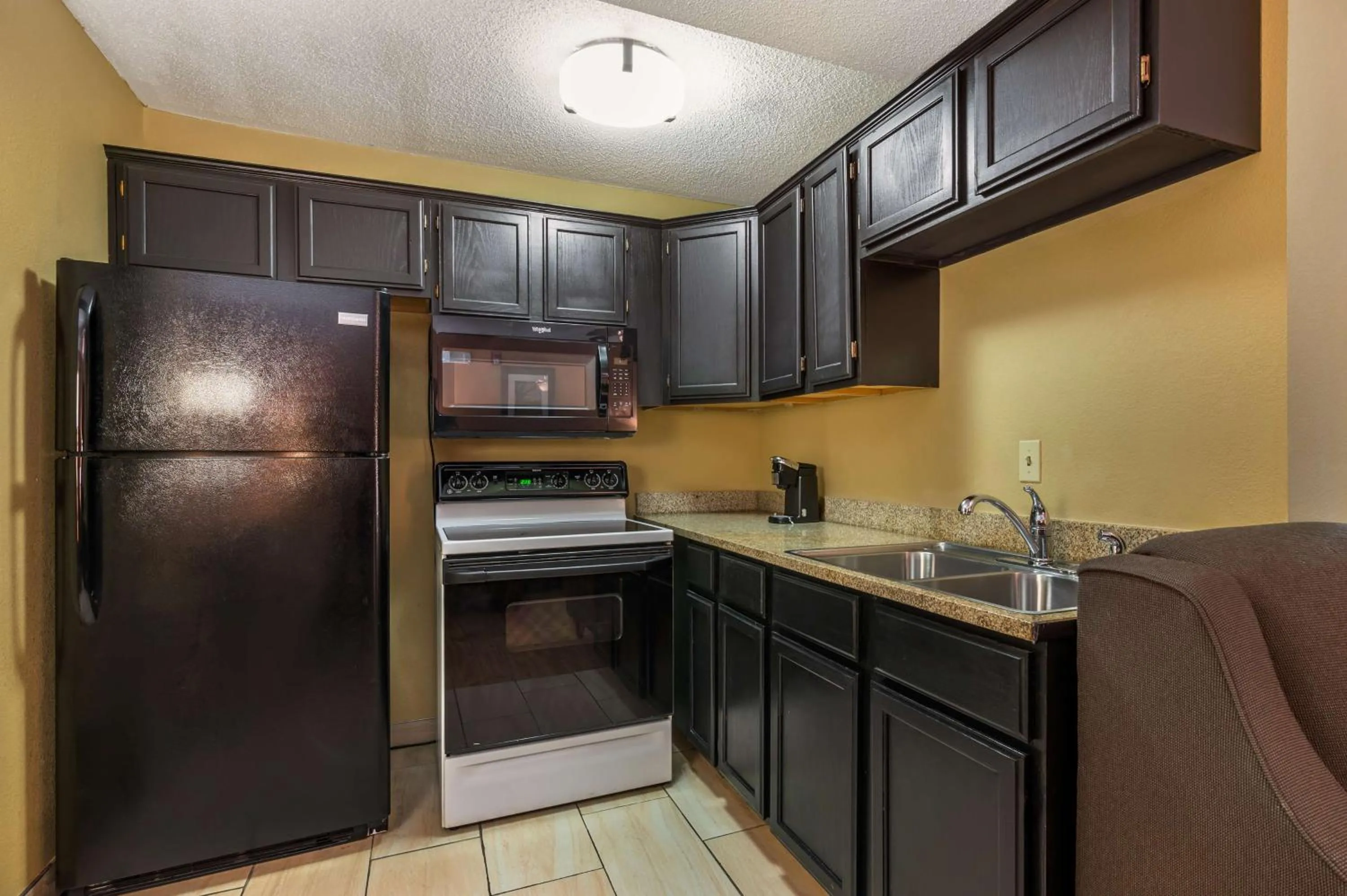 Kitchen or kitchenette in Best Western Plus Georgetown Corporate Center Hotel
