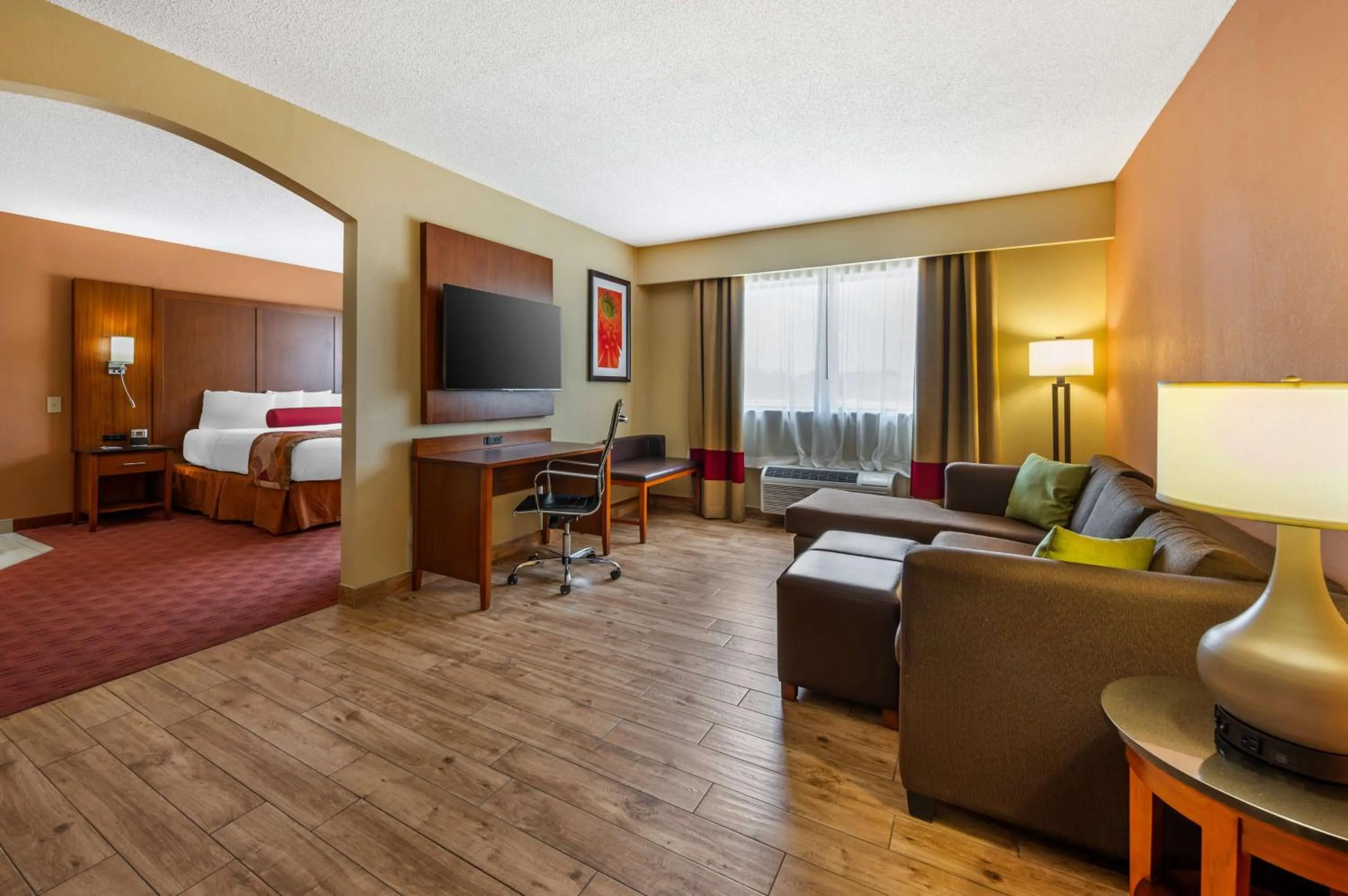 Photo of the whole room, Bed in Best Western Plus Georgetown Corporate Center Hotel