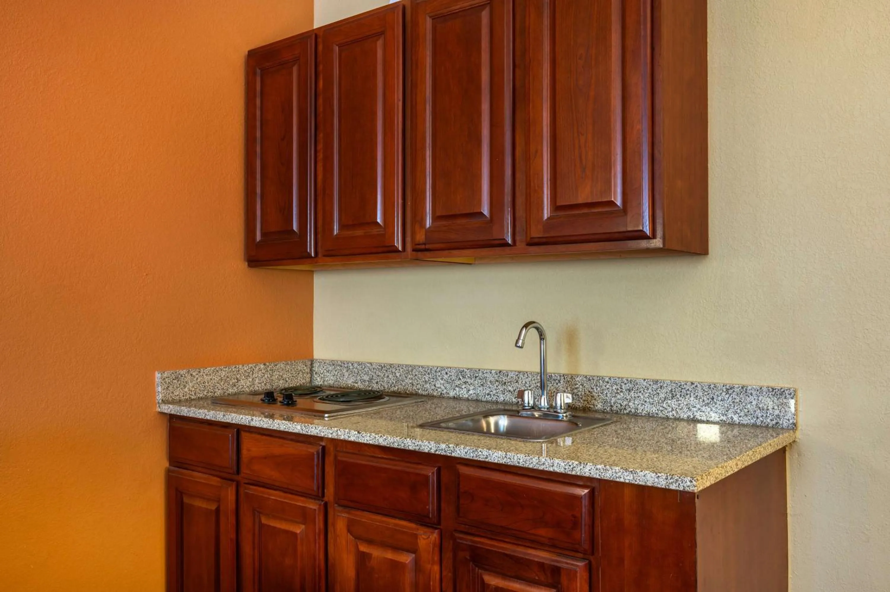 Kitchen or kitchenette in Best Western Plus Georgetown Corporate Center Hotel