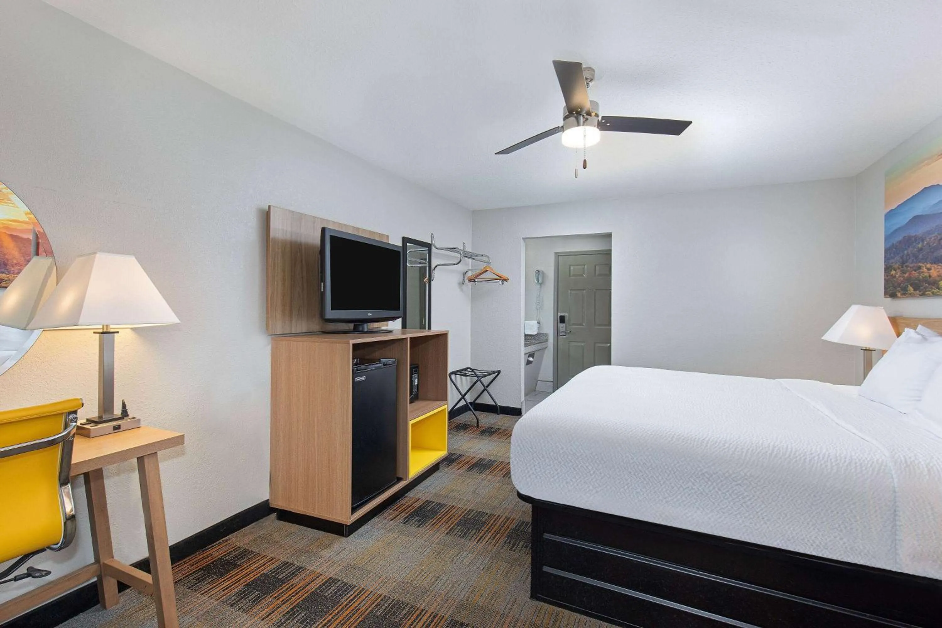 Photo of the whole room, Bed in Days Inn by Wyndham Holladay