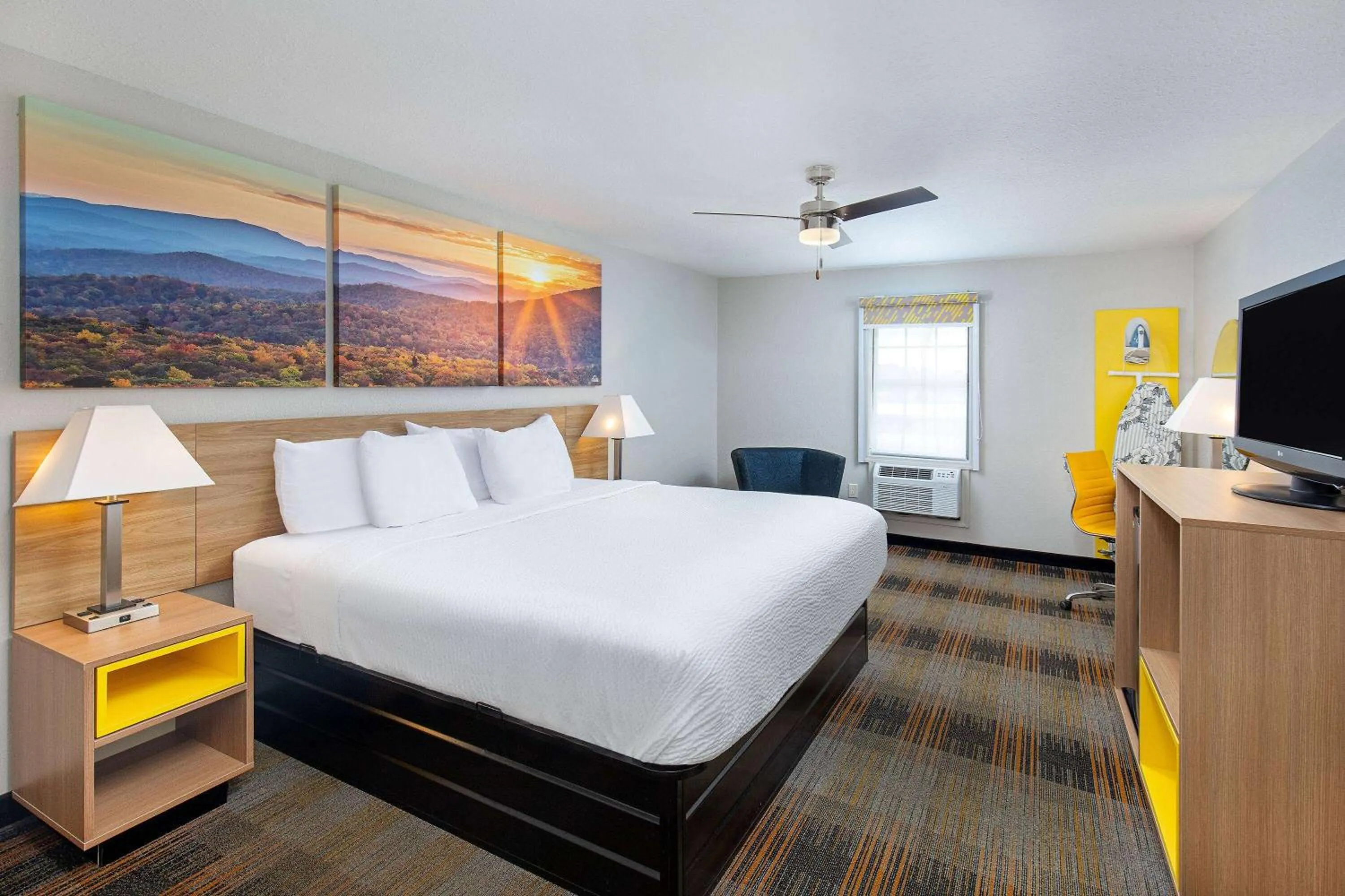 Photo of the whole room, Bed in Days Inn by Wyndham Holladay