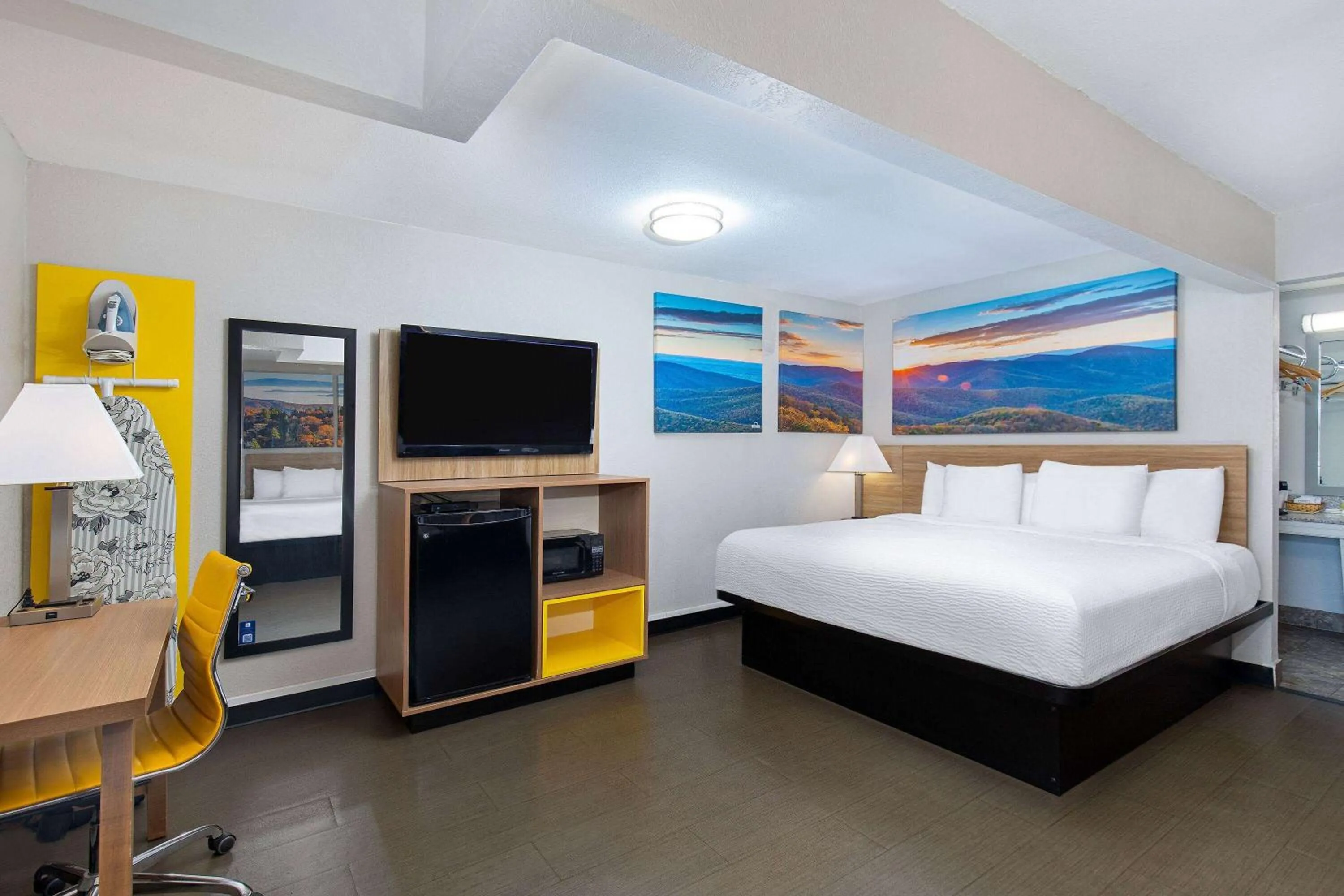 Photo of the whole room, Bed in Days Inn by Wyndham Holladay