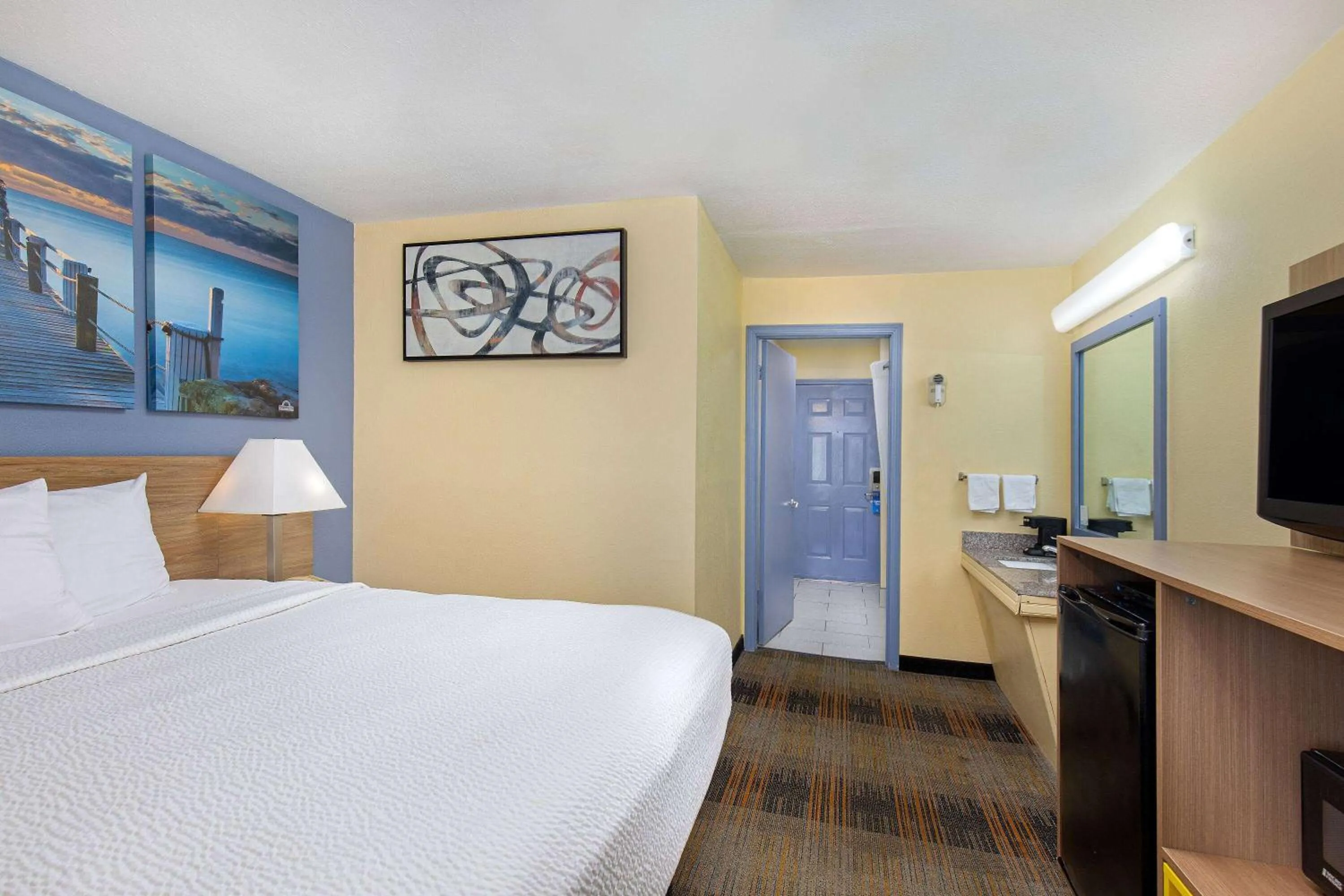 Photo of the whole room, Bed in Days Inn by Wyndham Holladay