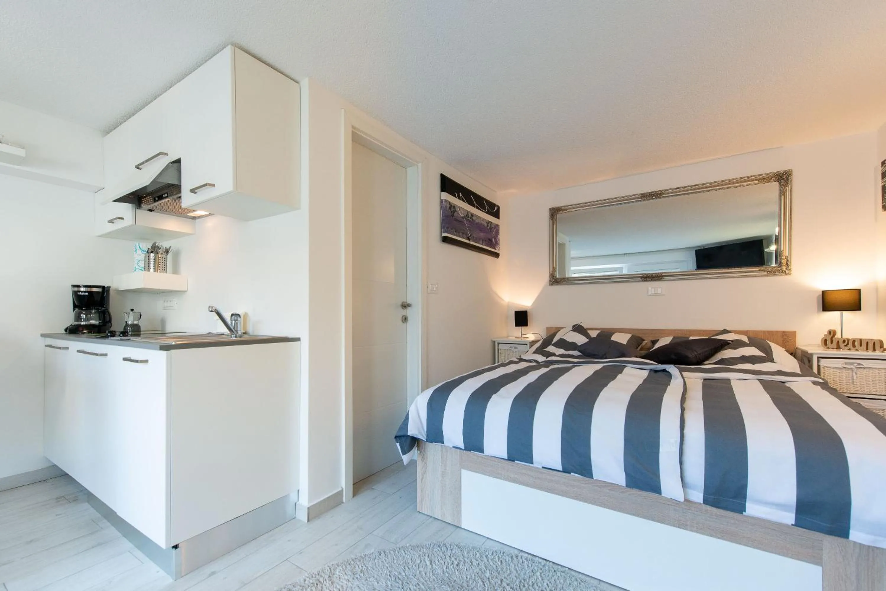 Photo of the whole room, Bed in Studio City Garden