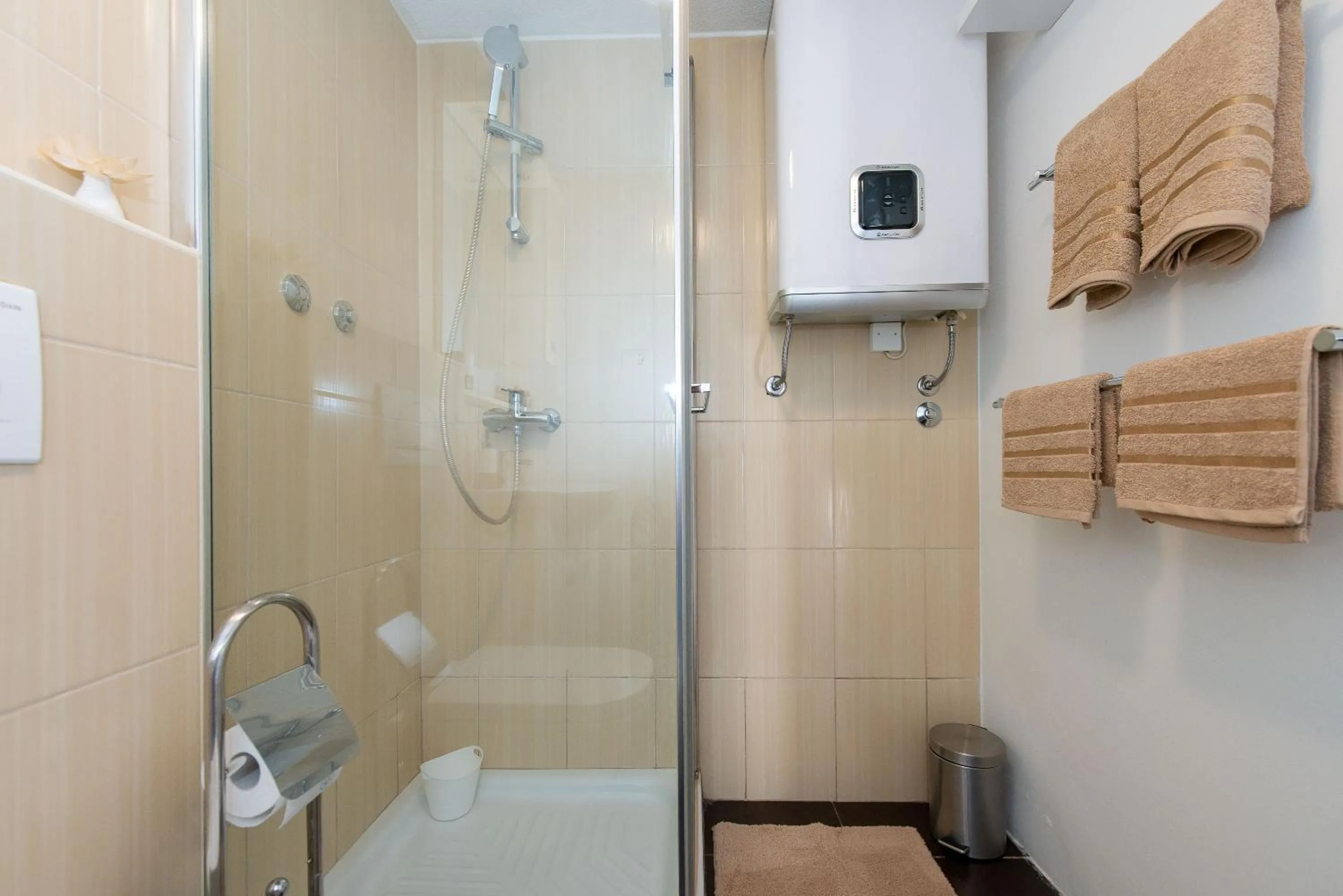 Shower in Studio City Garden