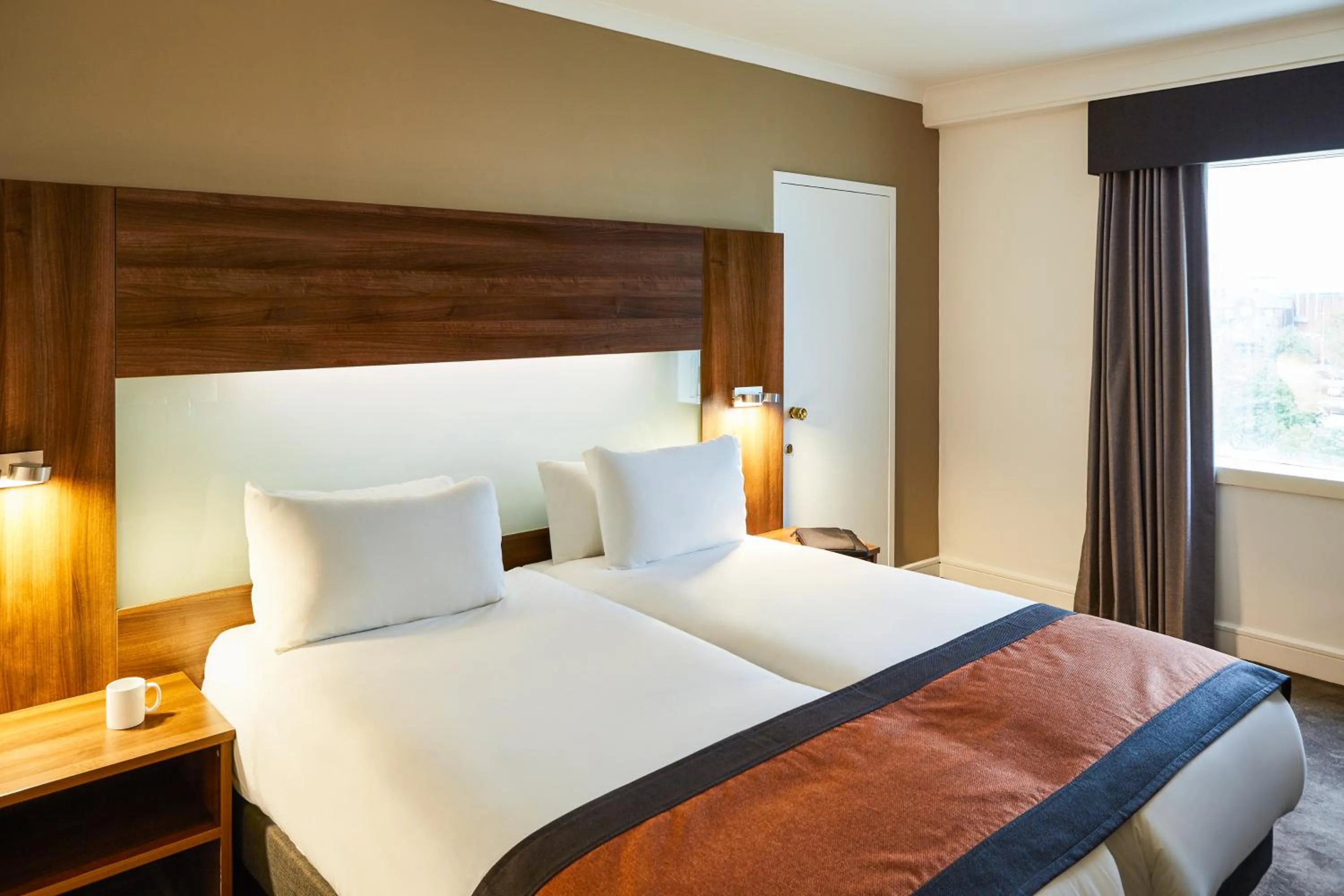 Photo of the whole room, Bed in Mercure St Helens