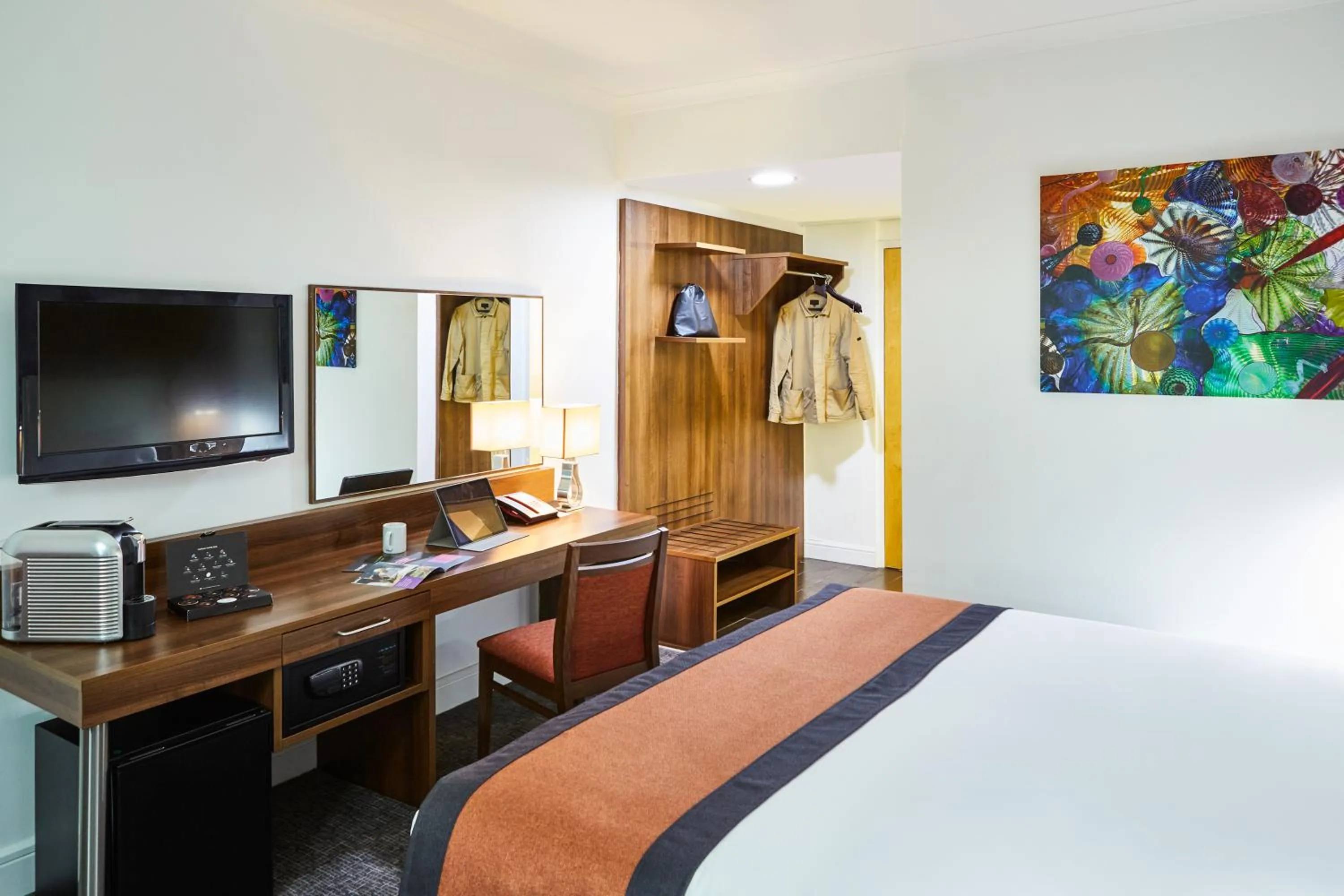 Photo of the whole room, Bed in Mercure St Helens