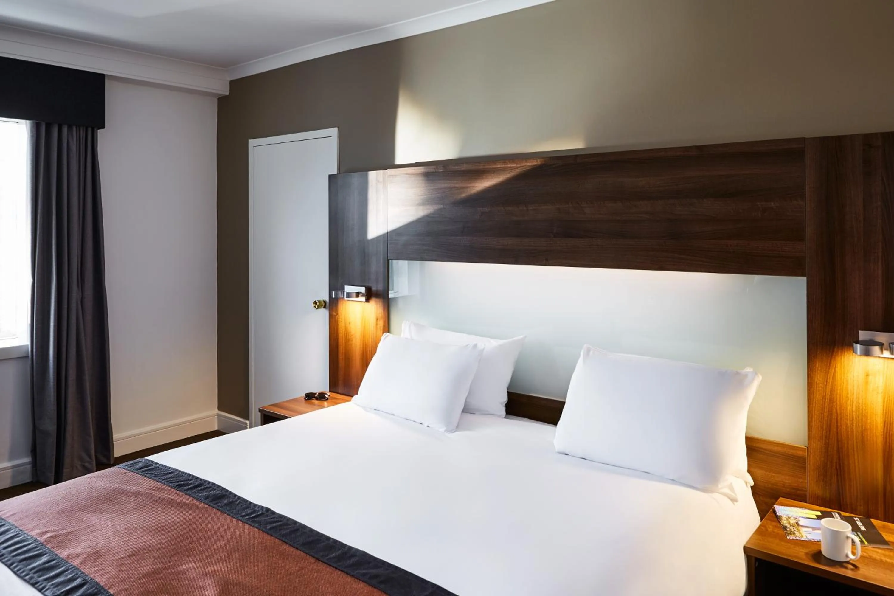 Photo of the whole room, Bed in Mercure St Helens